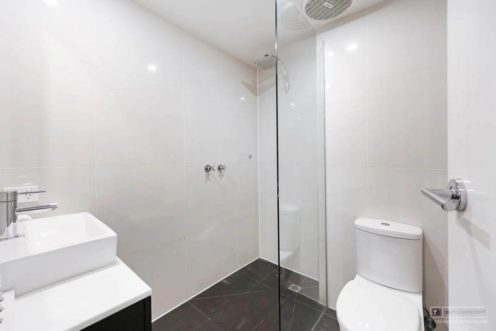 Bathroom in Mid City Motel Warrnambool