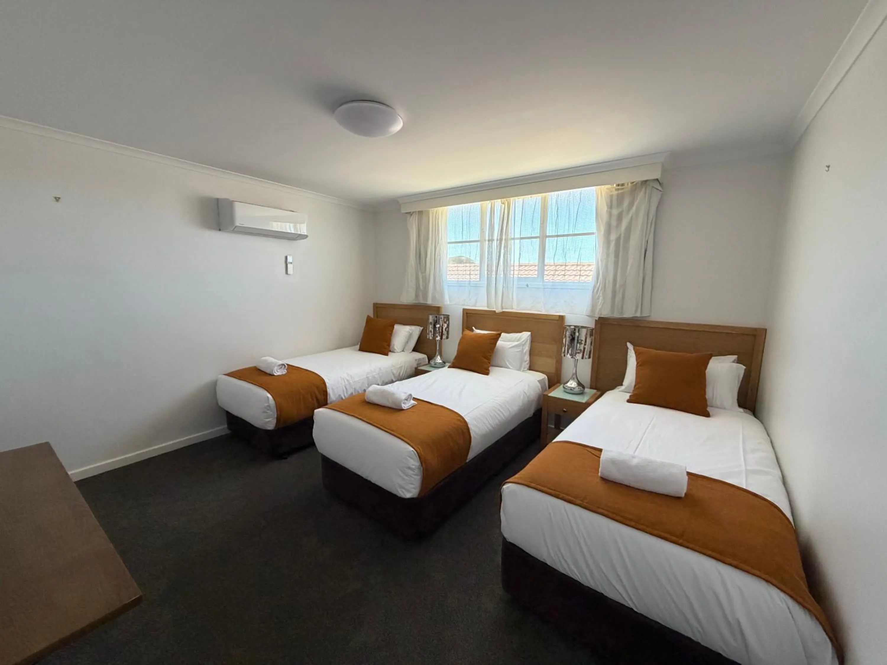 Bedroom, Bed in Mid City Motel Warrnambool