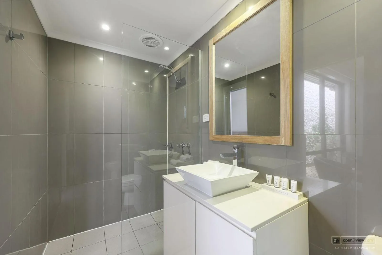 Bathroom in Mid City Motel Warrnambool