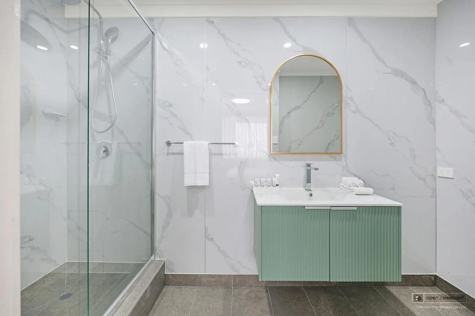 Bathroom in Mid City Motel Warrnambool