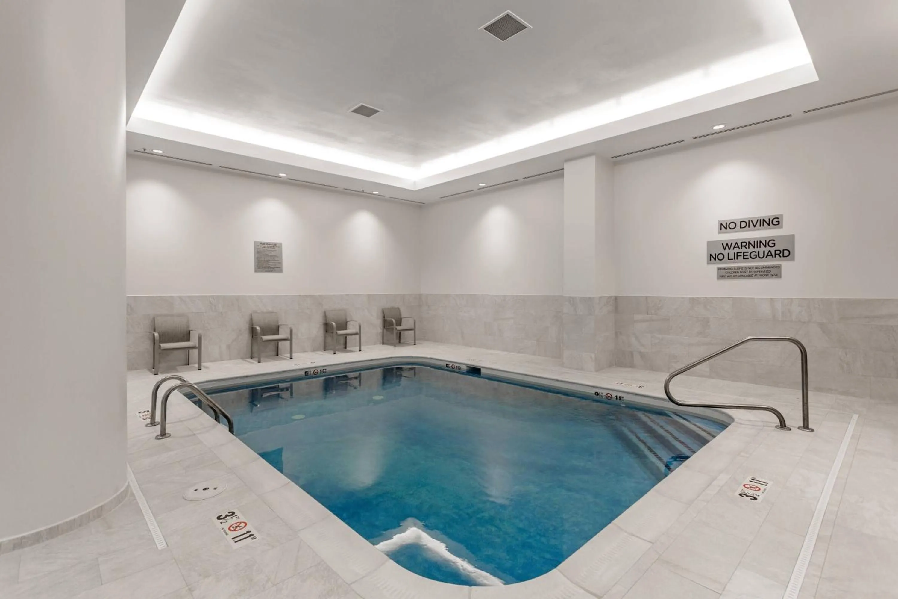 Swimming pool in Courtyard Columbus Easton