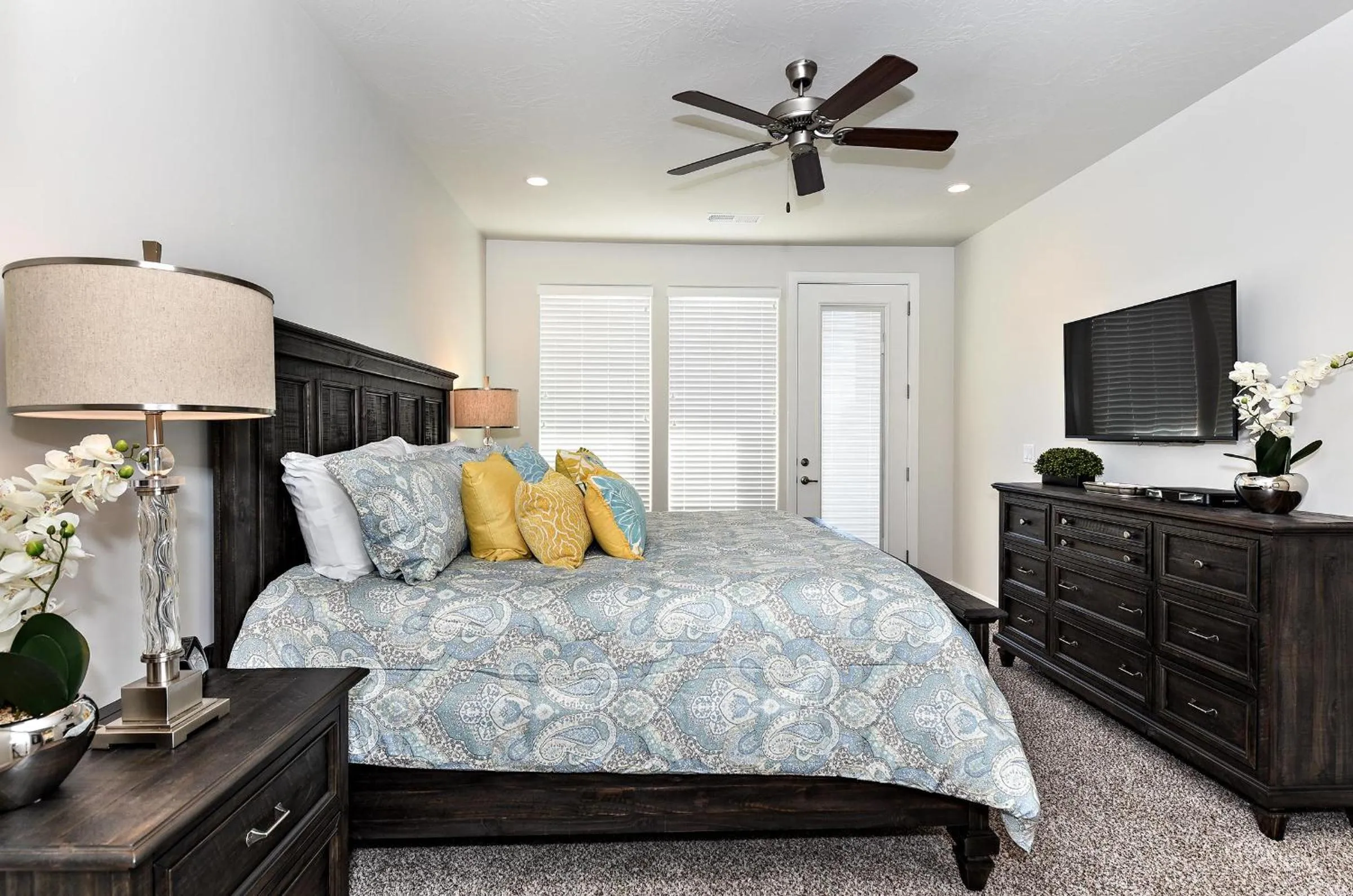 Bed in Poolside Perfection