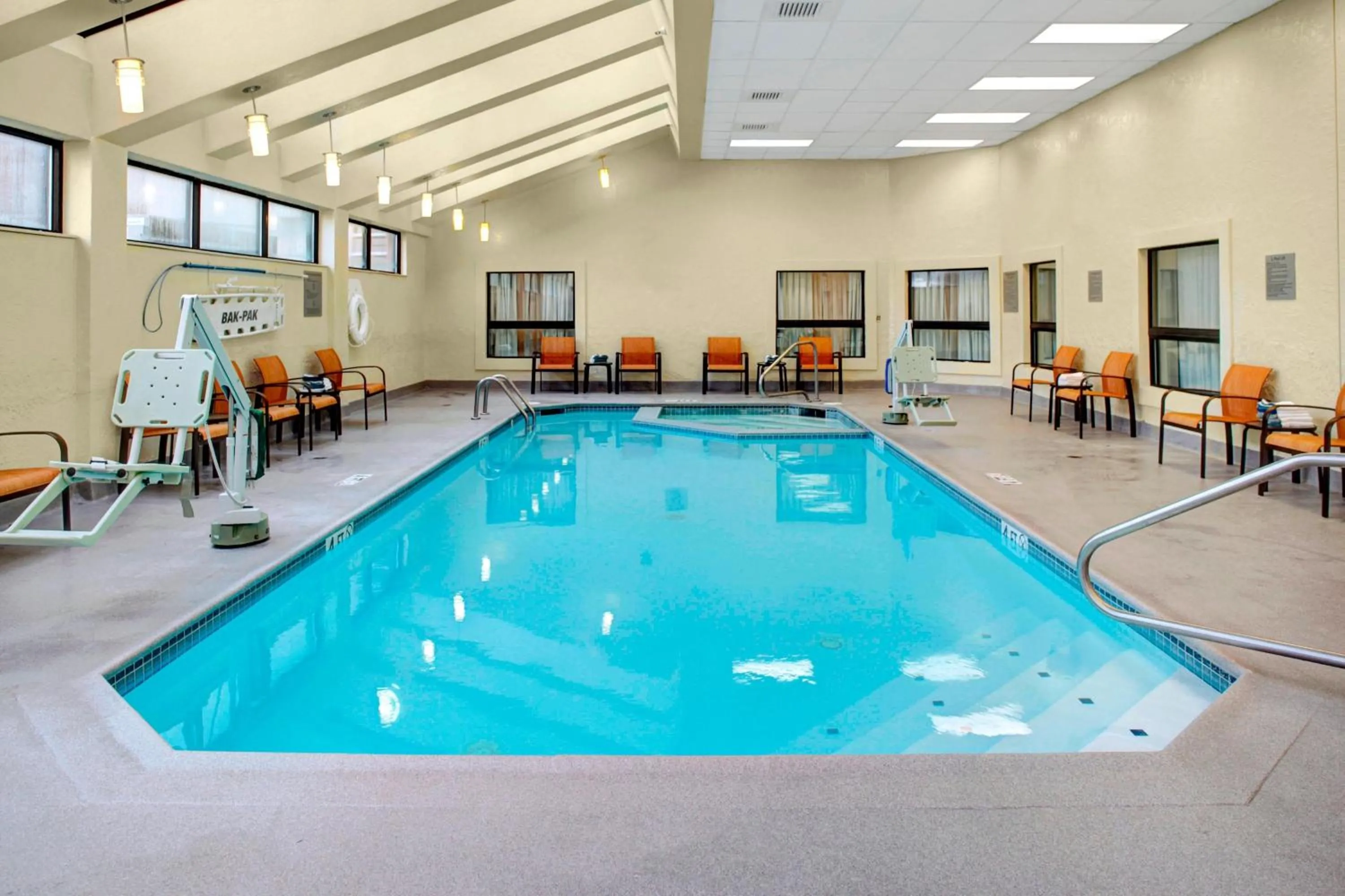 Swimming pool in Courtyard Columbus Downtown