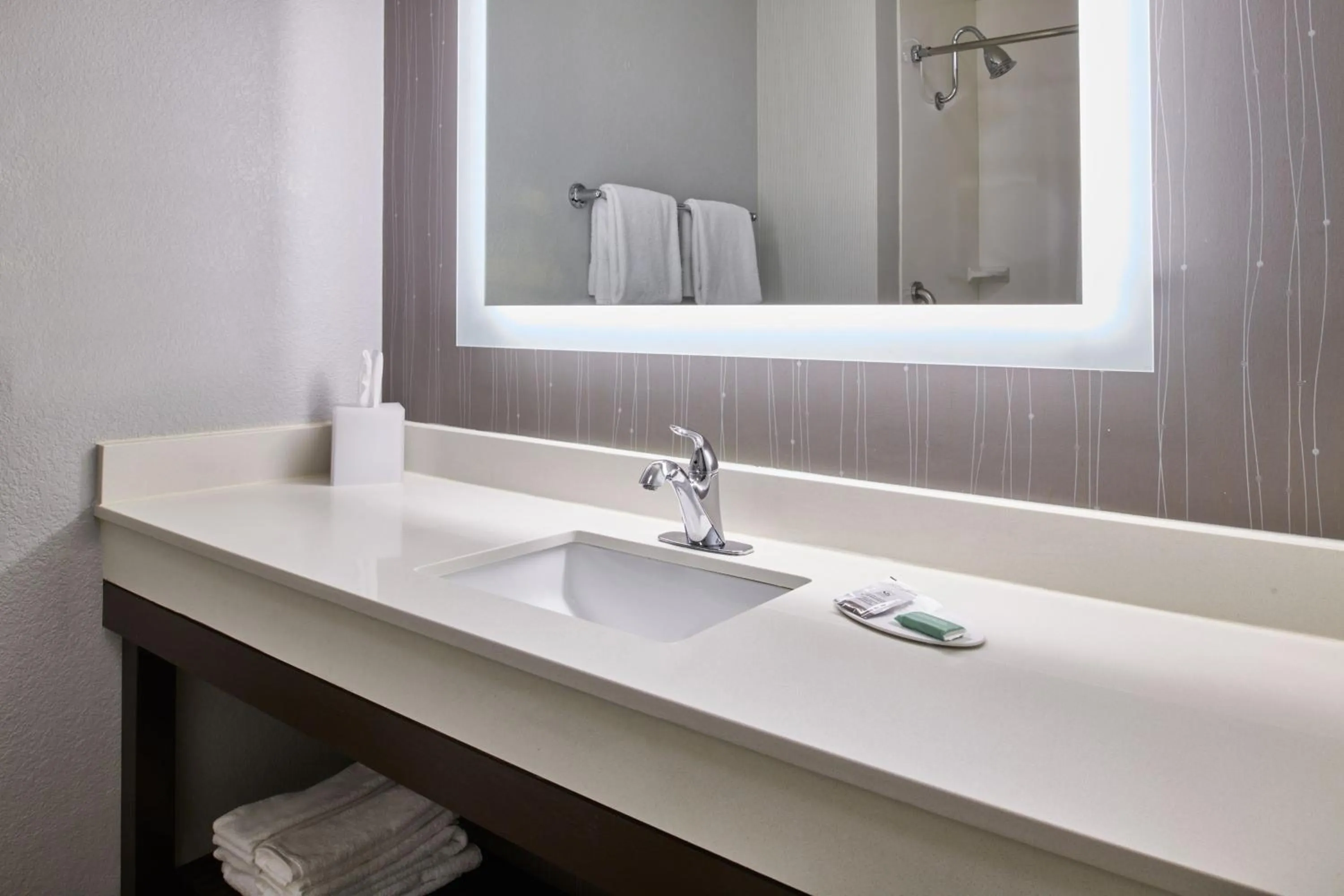 Bathroom in Courtyard Columbus Downtown