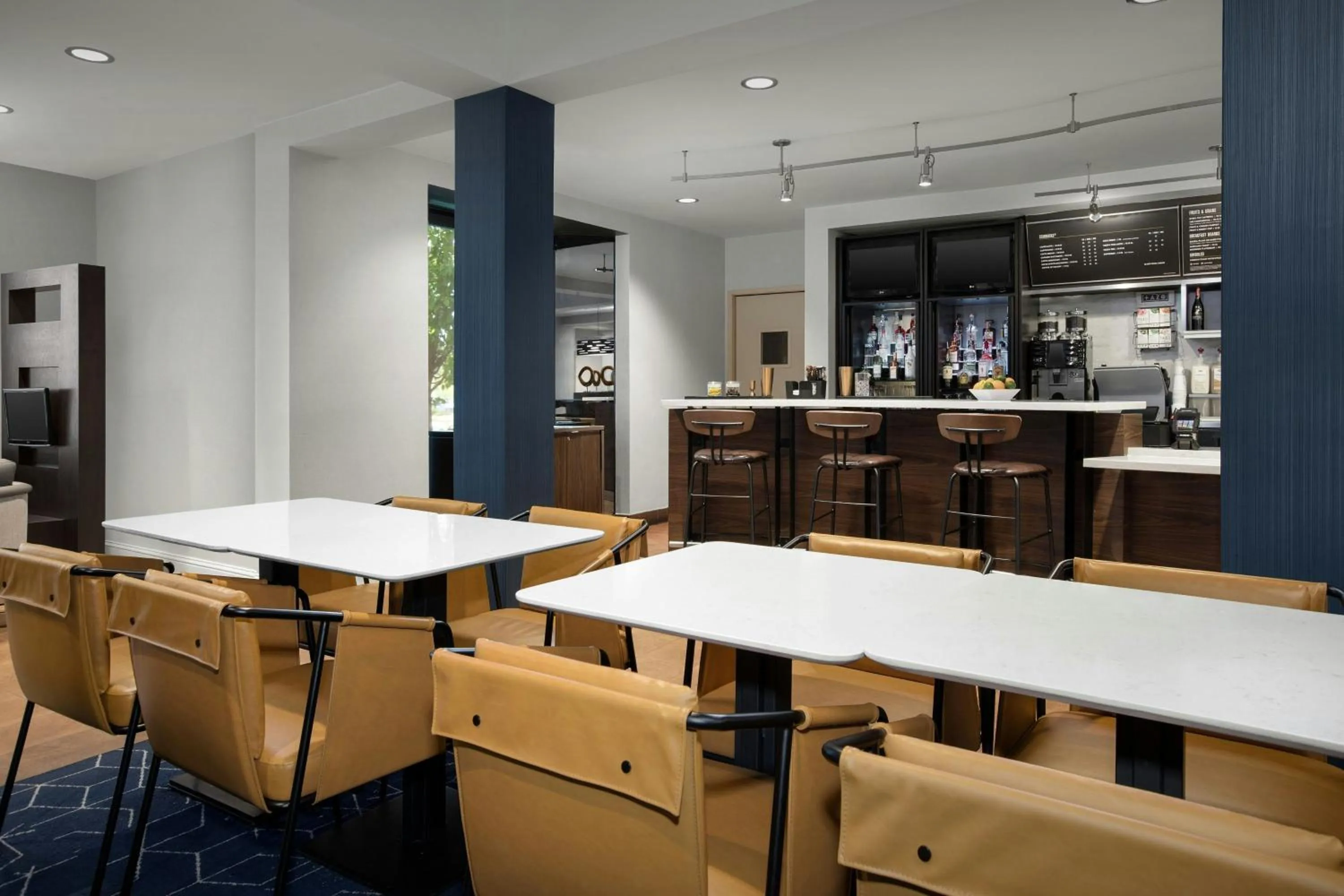 Lounge or bar in Courtyard by Marriott Colorado Springs South