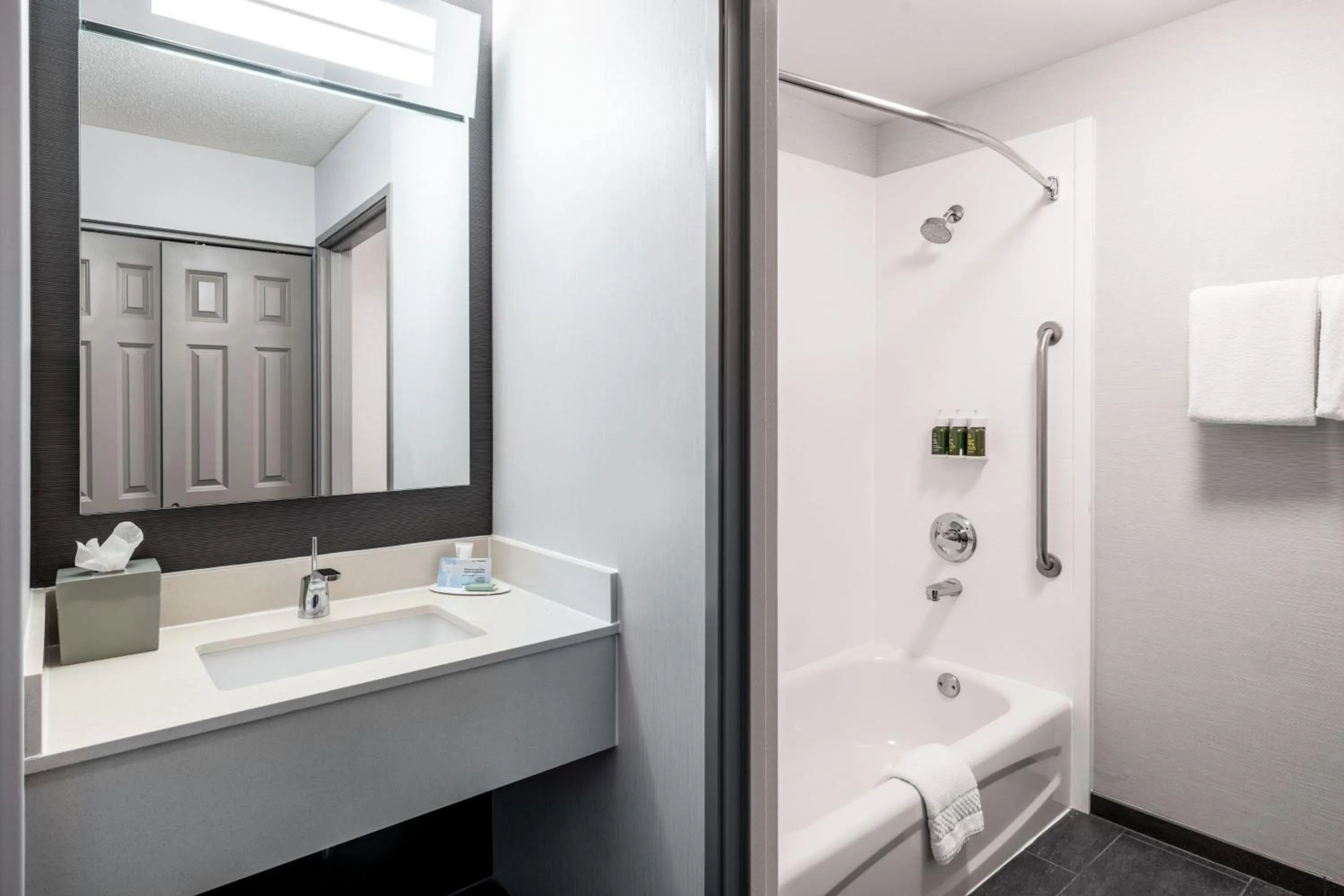 Photo of the whole room in Courtyard by Marriott Colorado Springs South