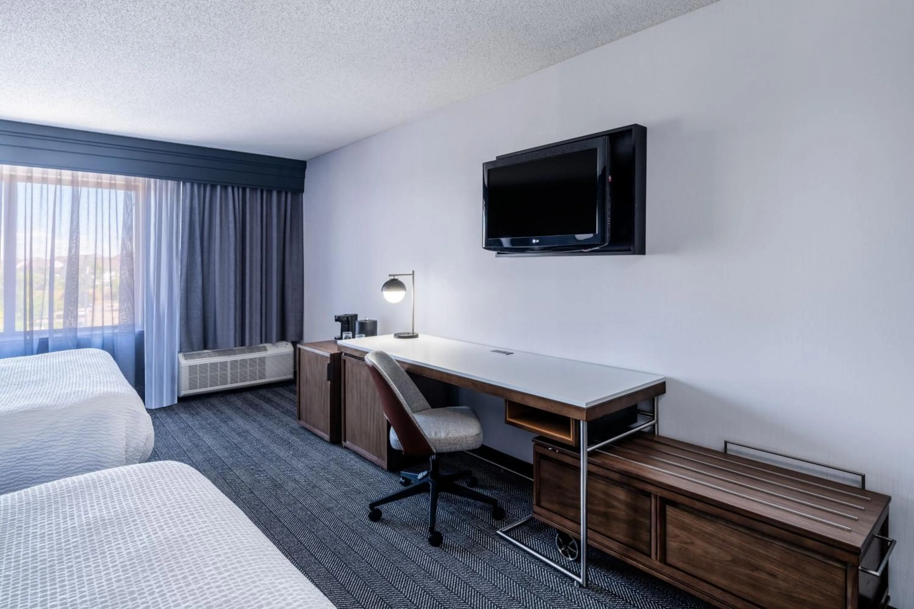 Photo of the whole room, Bed in Courtyard by Marriott Colorado Springs South