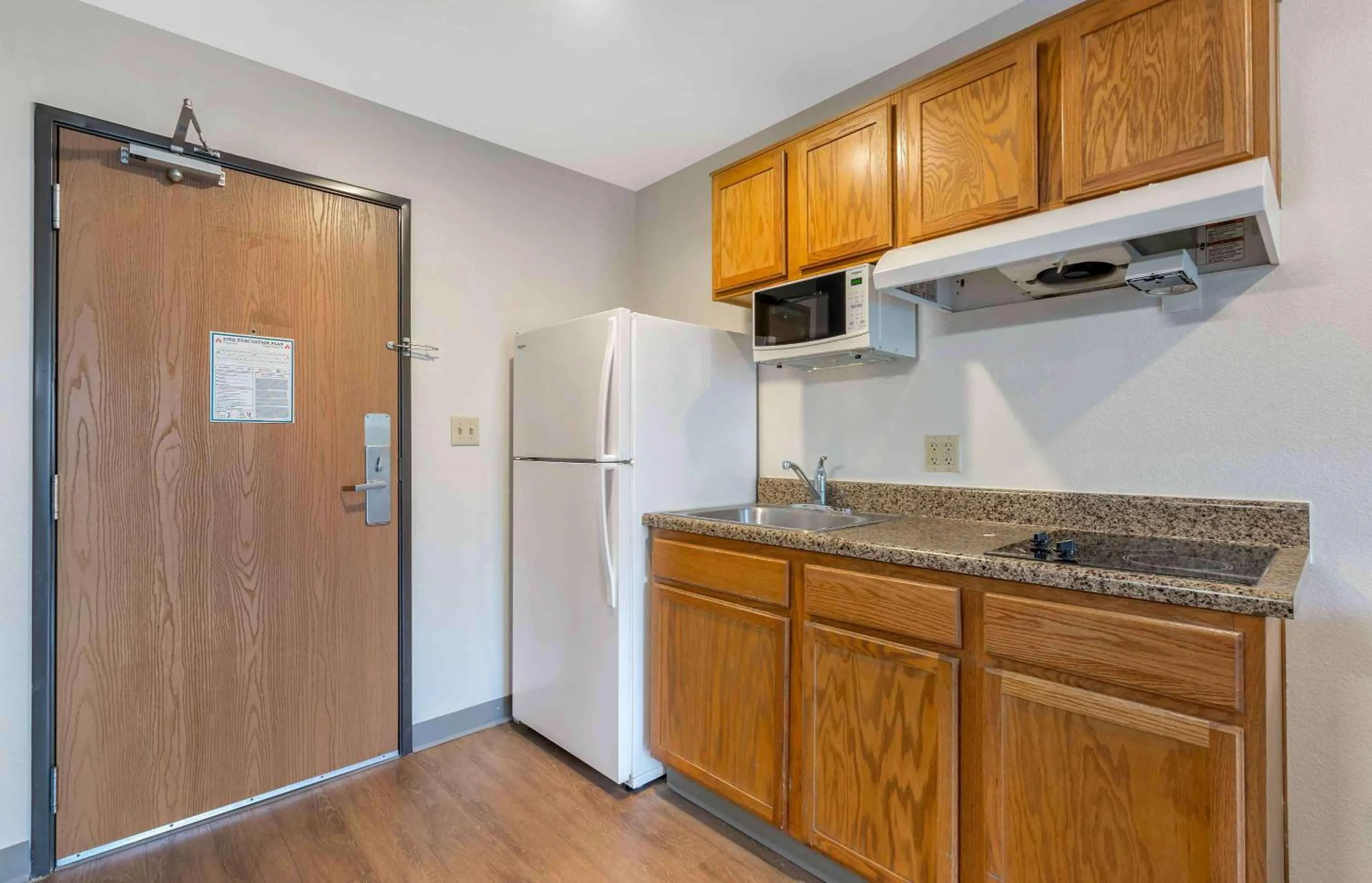 Kitchen or kitchenette in Extended Stay America Select Suites - Orlando - South