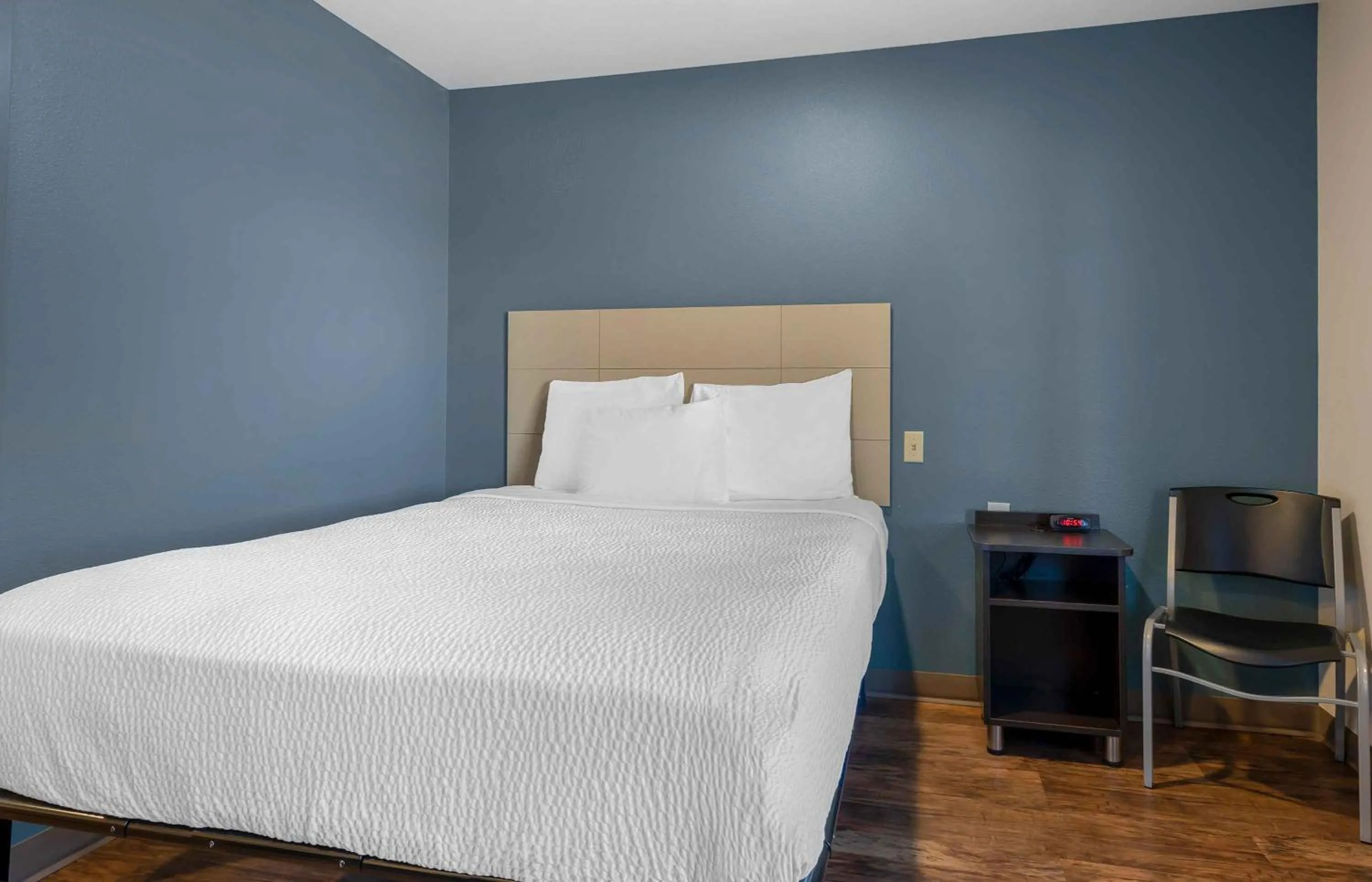 Bed in Extended Stay America Select Suites - Orlando - South