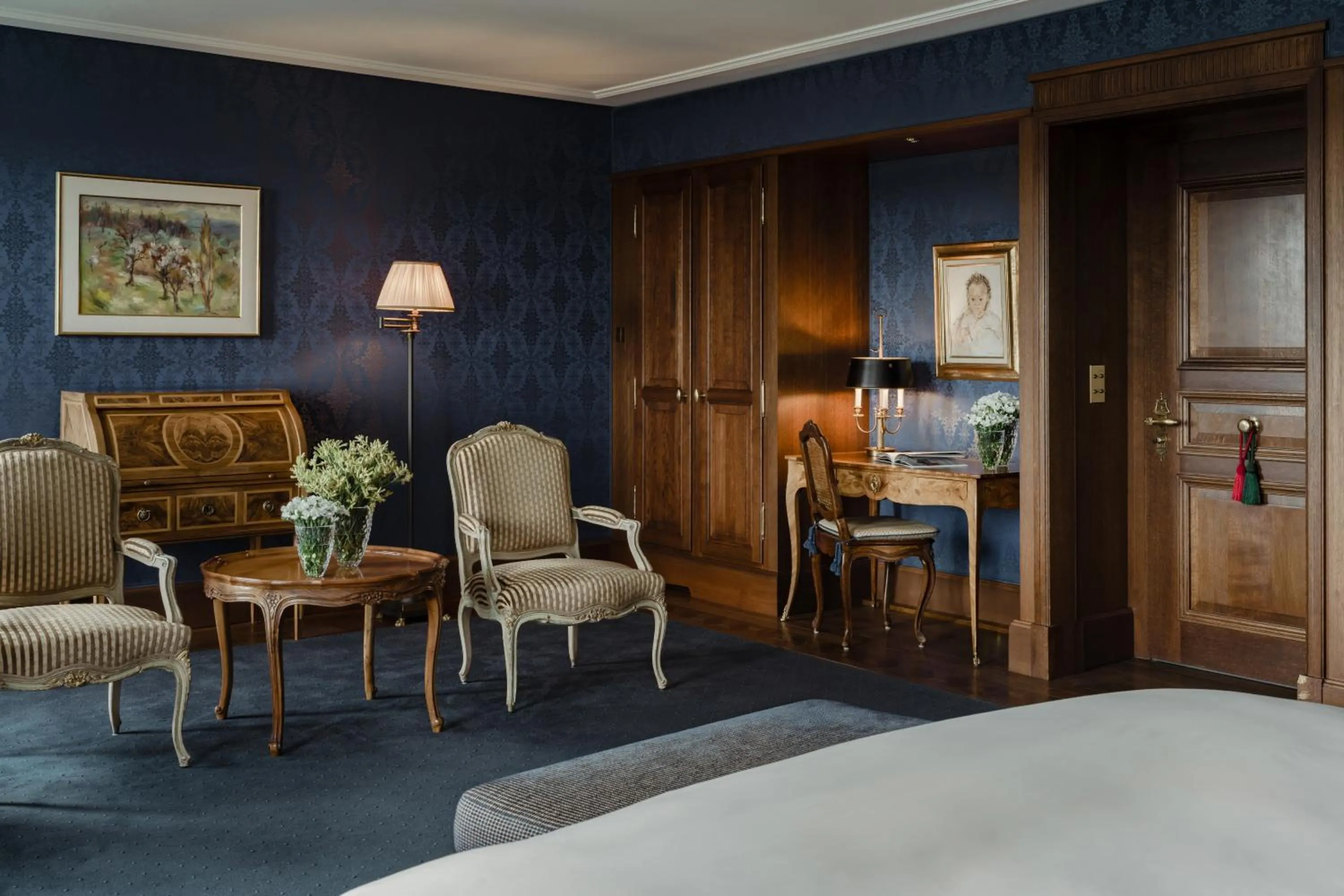 Seating area, Bed in Grand Hotel LES TROIS ROIS