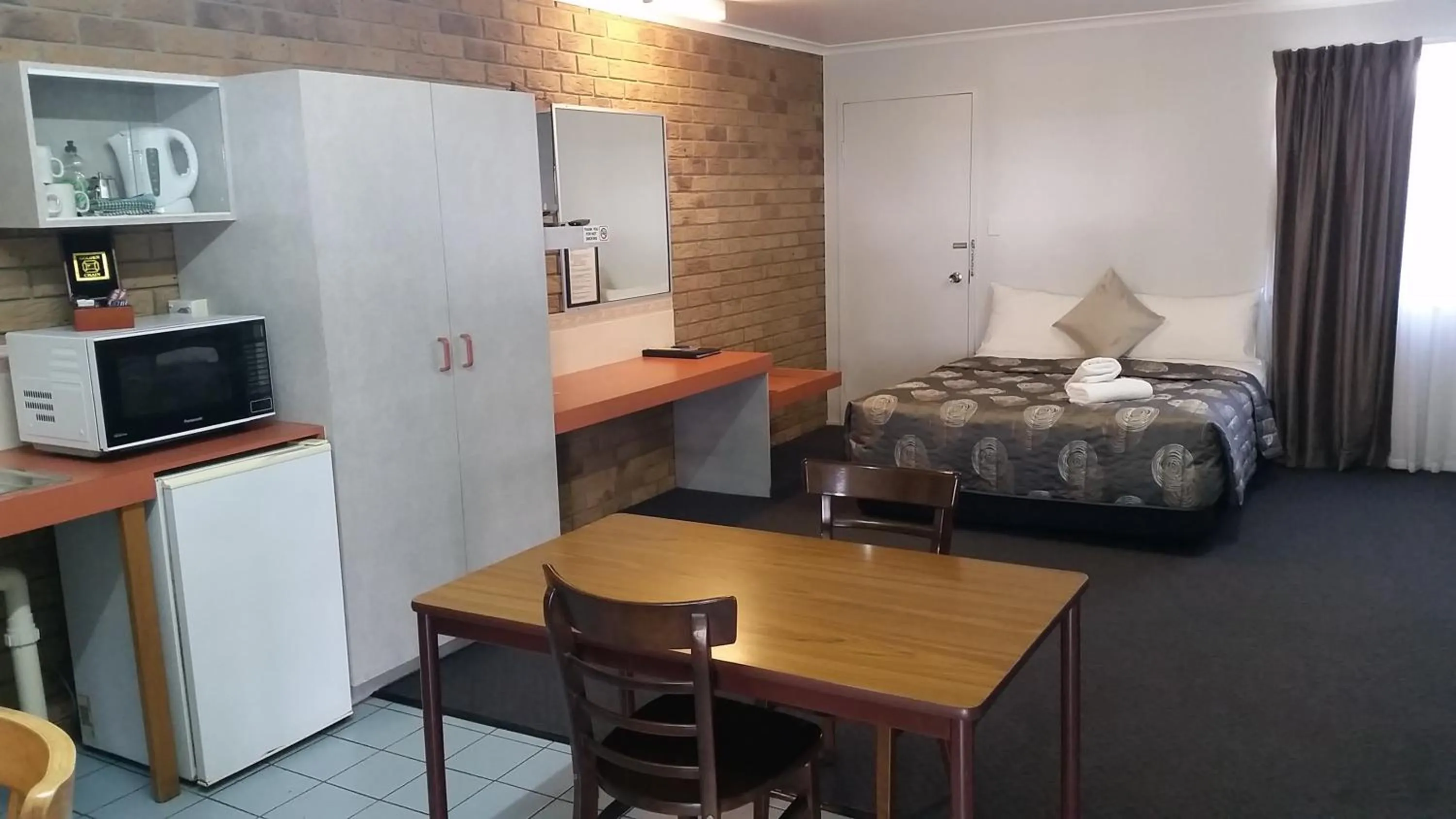 Day, Bed in True Blue Motor Inn