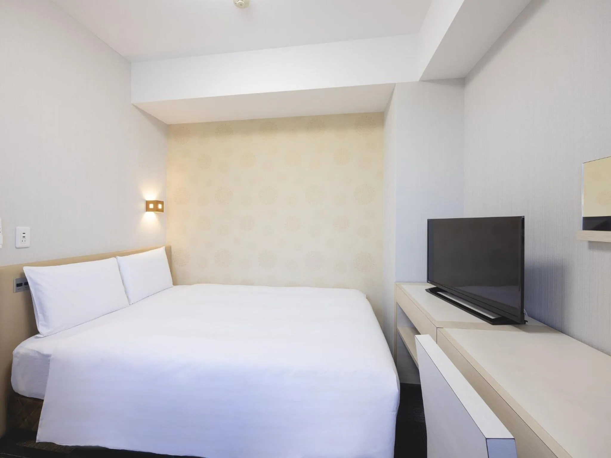 Photo of the whole room, Bed in KOKO HOTEL Himeji Castle - formerly Hotel Wing International Himeji