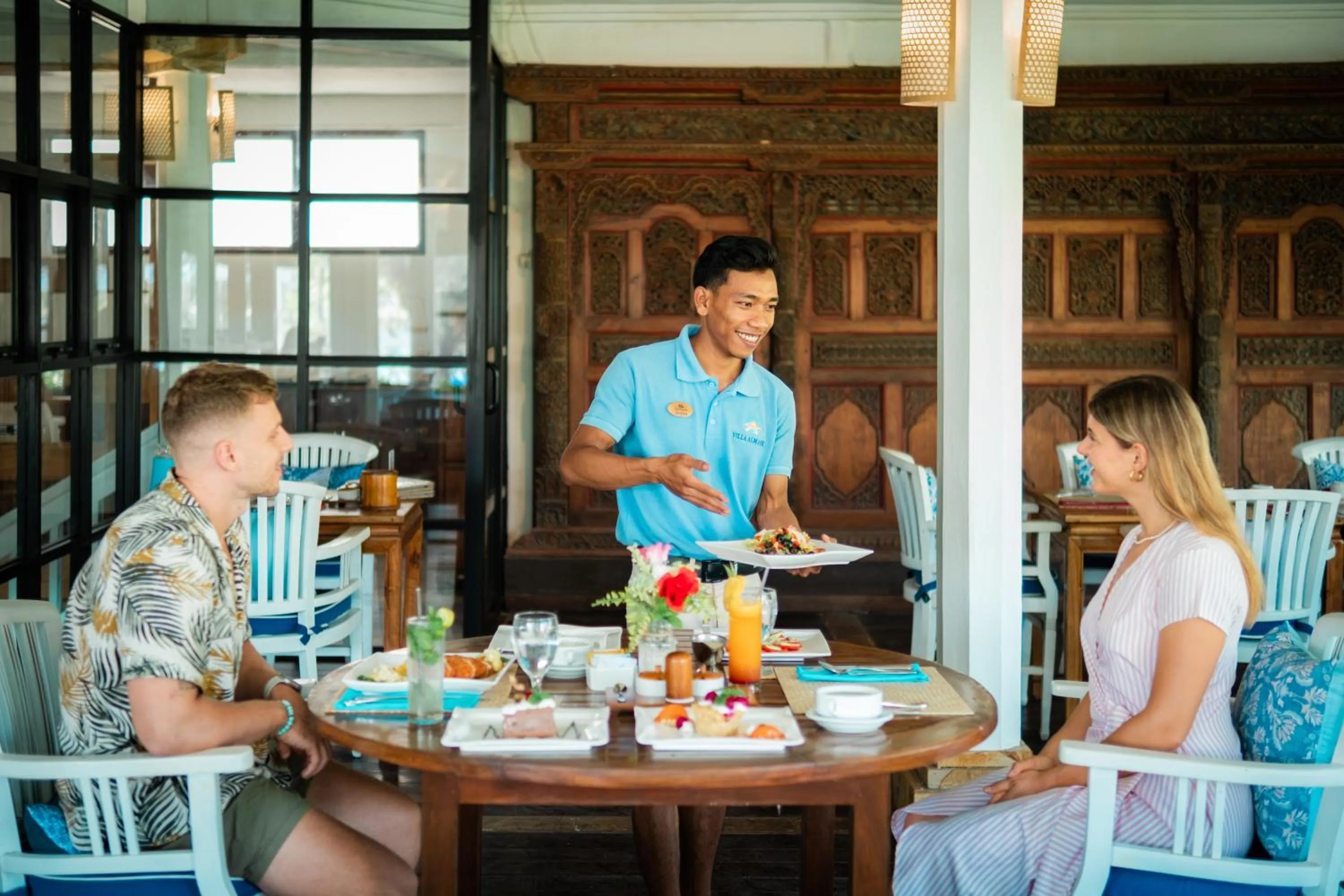 Restaurant/places to eat in Villa Almarik Resort