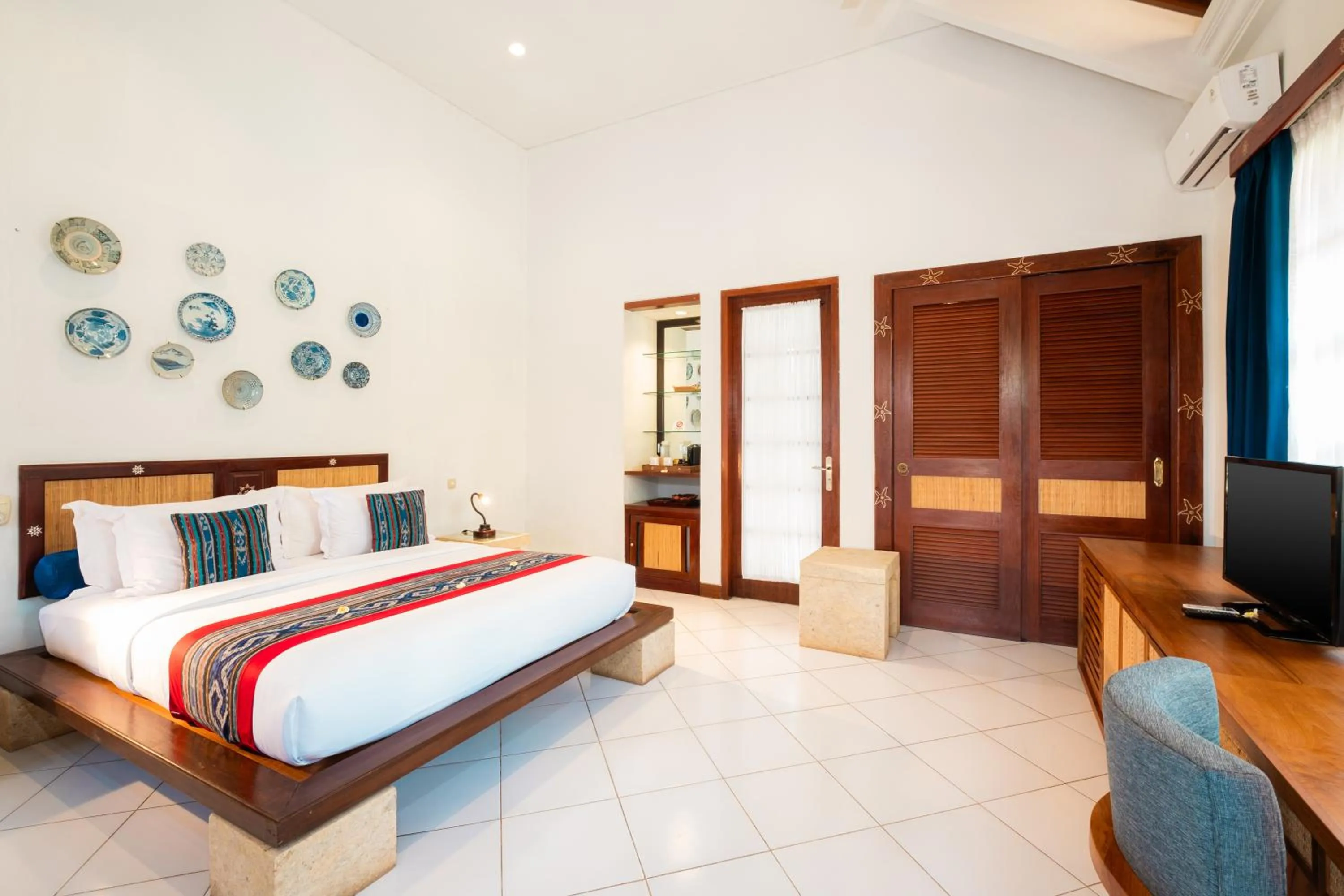 Property building, Bed in Villa Almarik Resort
