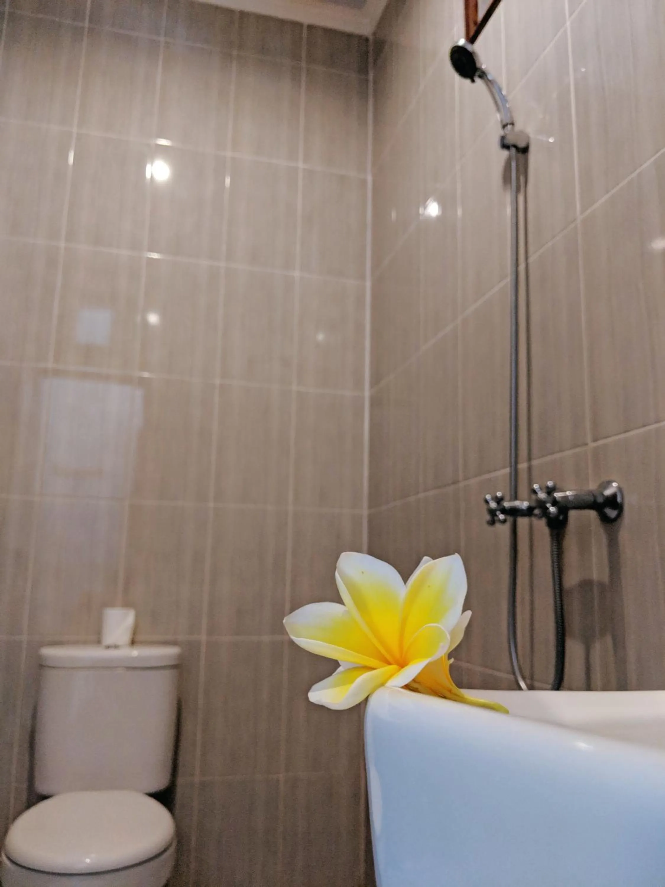 Bathroom in Serangan Inn Mimba