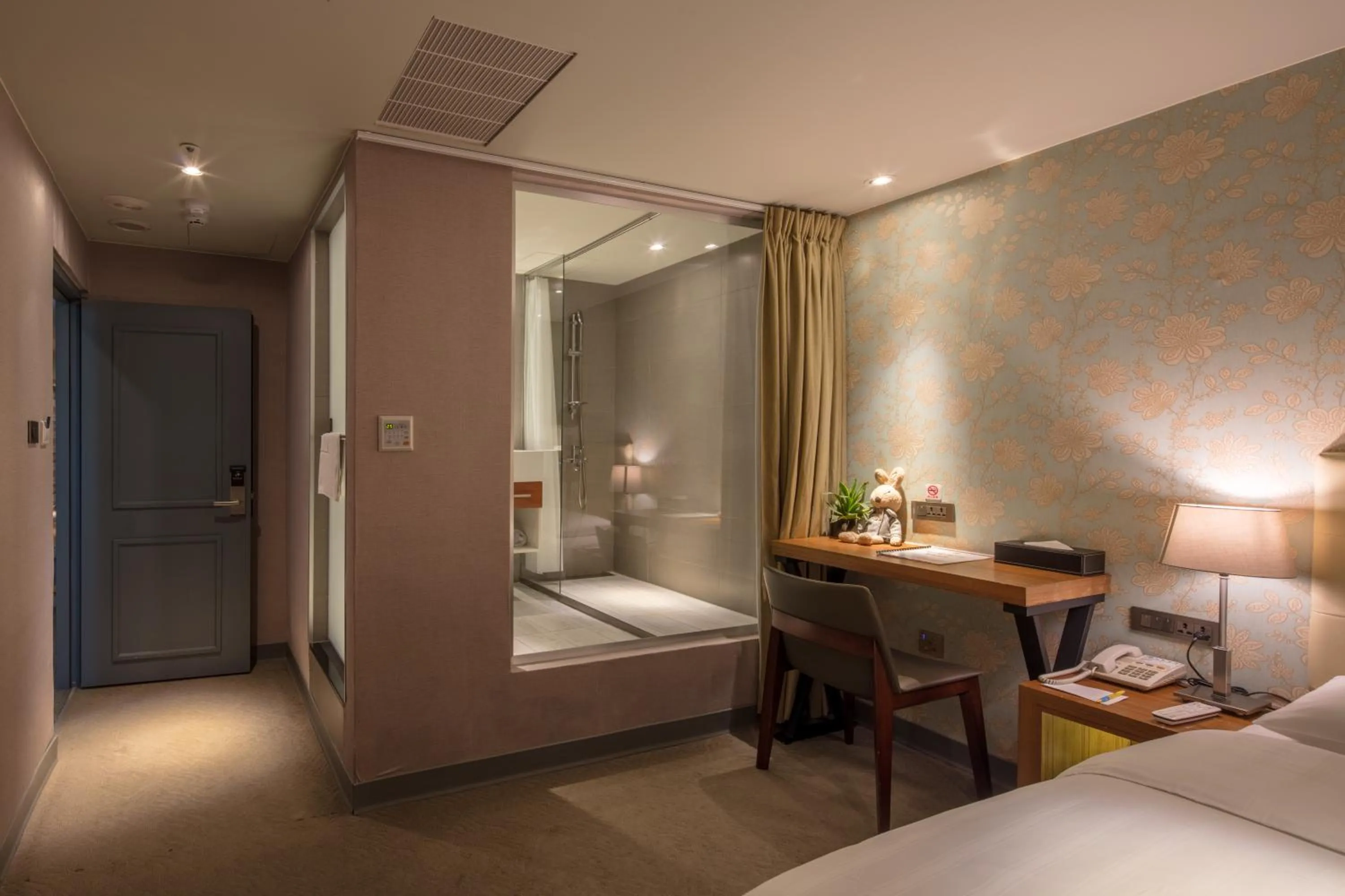 Bathroom, Bed in Urtrip Hotel