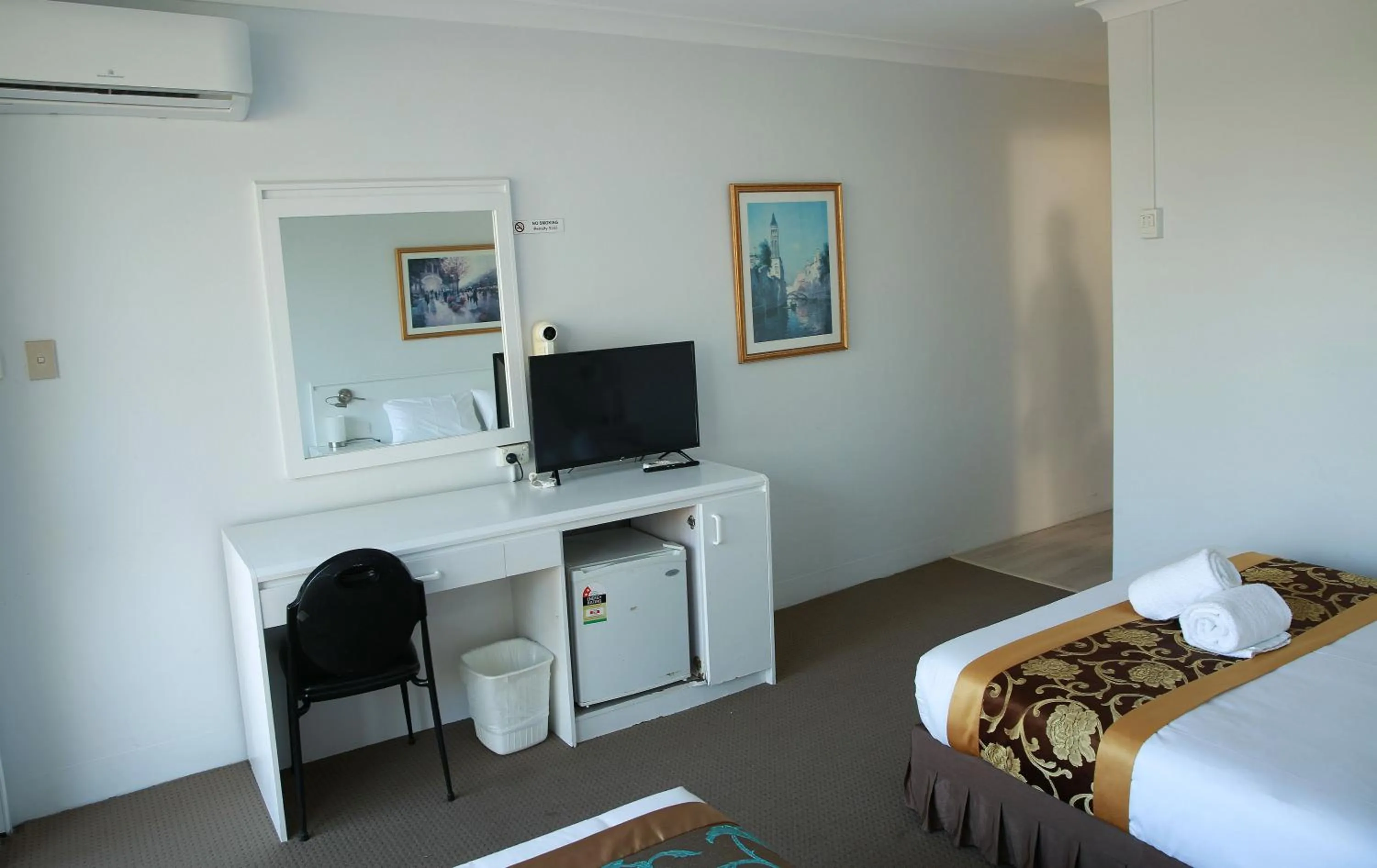 TV and multimedia, Bed in El Lago Waters Hotel