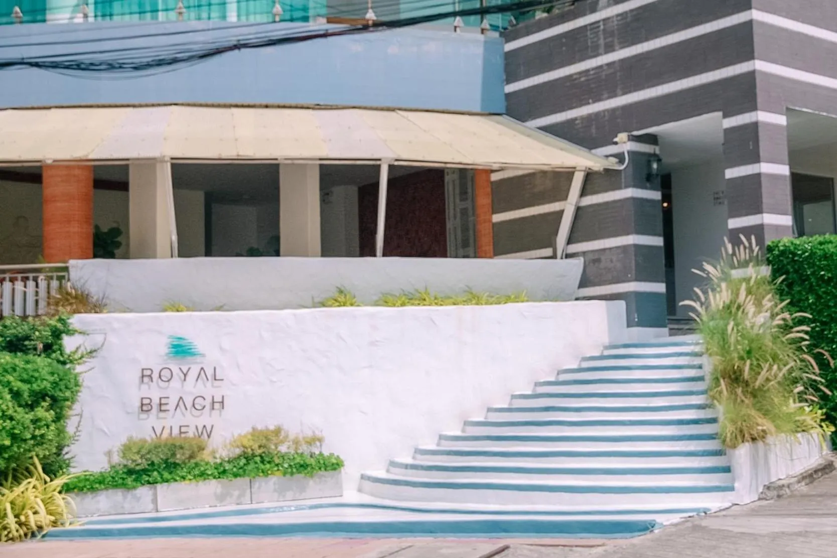 Facade/entrance in Royal Beach View