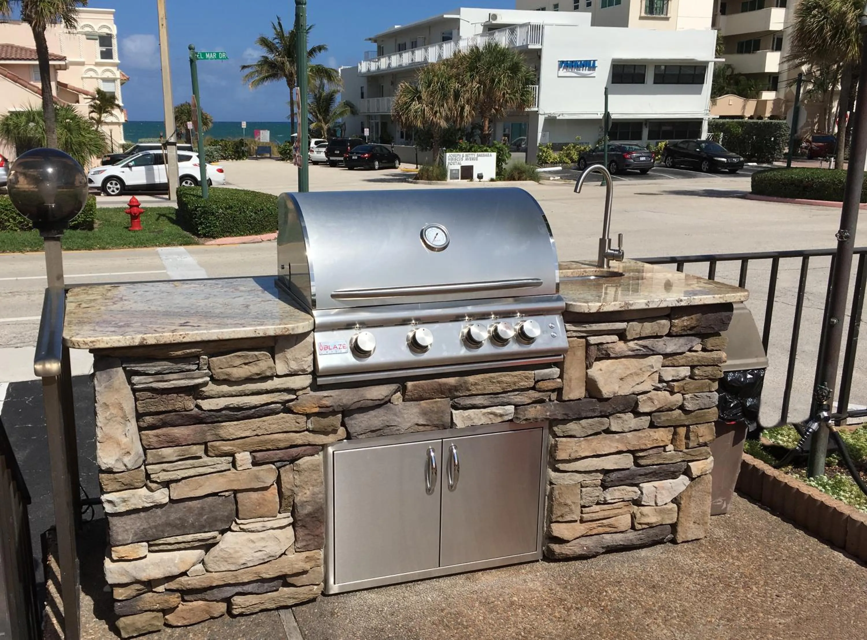 BBQ facilities in Sea Cliff Hotel