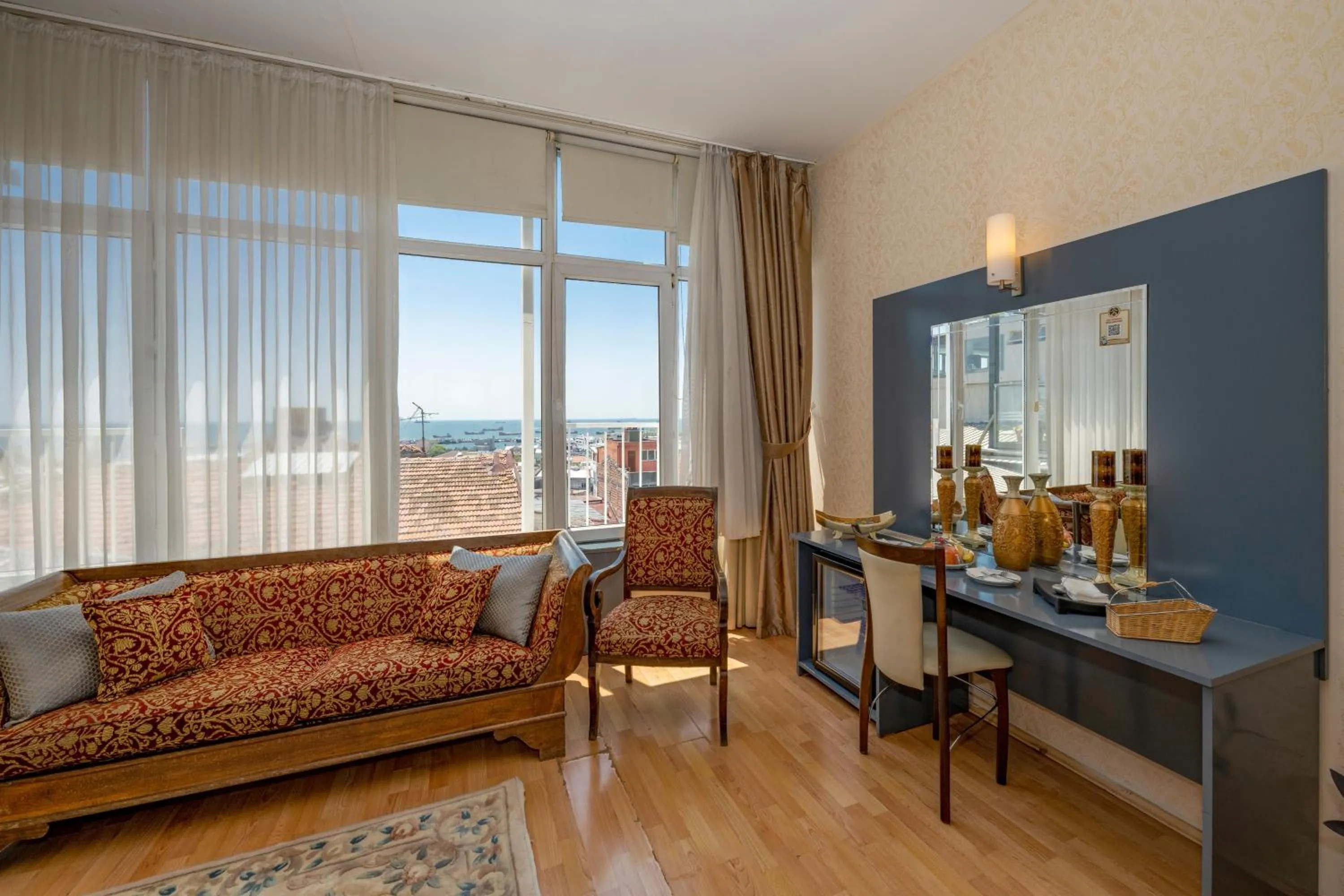Seating area in Grand Ons Hotel