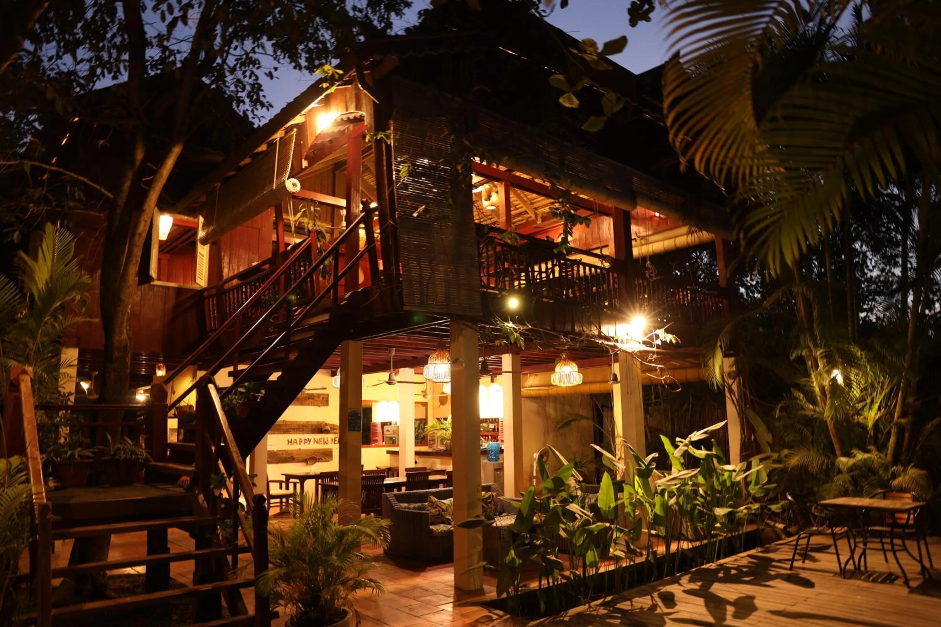 Restaurant/places to eat in Sambor Village Hotel