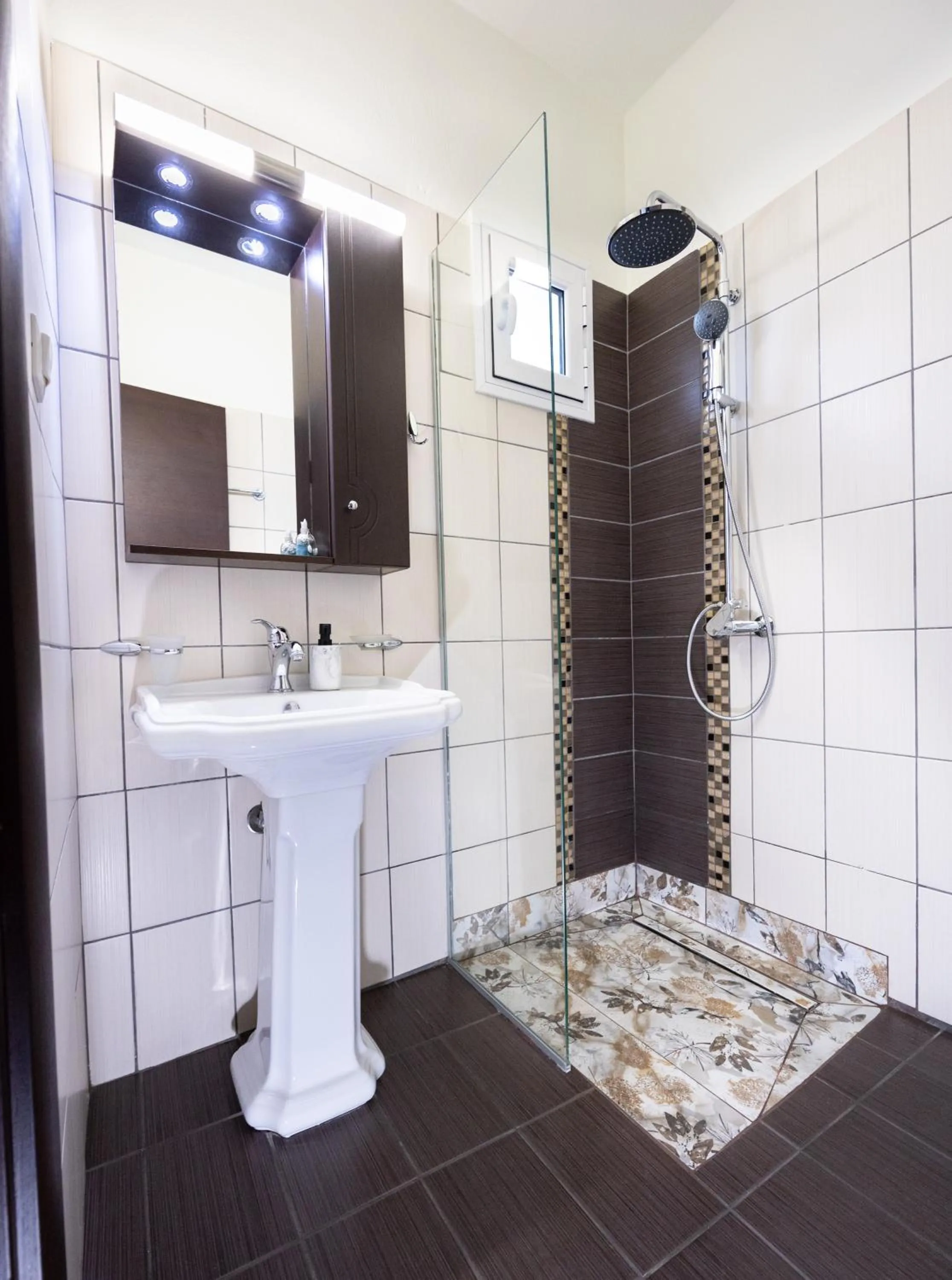 GoldenHill Studios&apartments