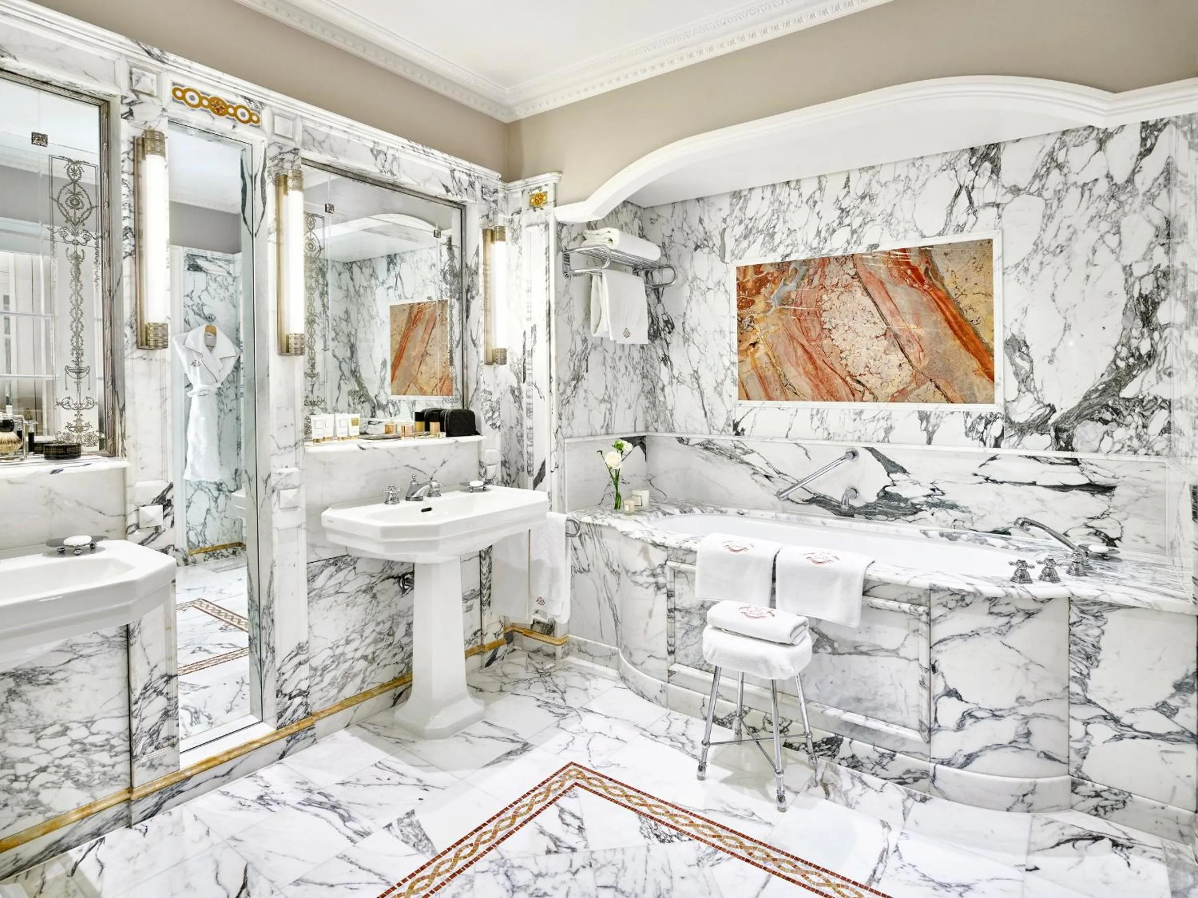Bathroom in Le Meurice – Dorchester Collection
