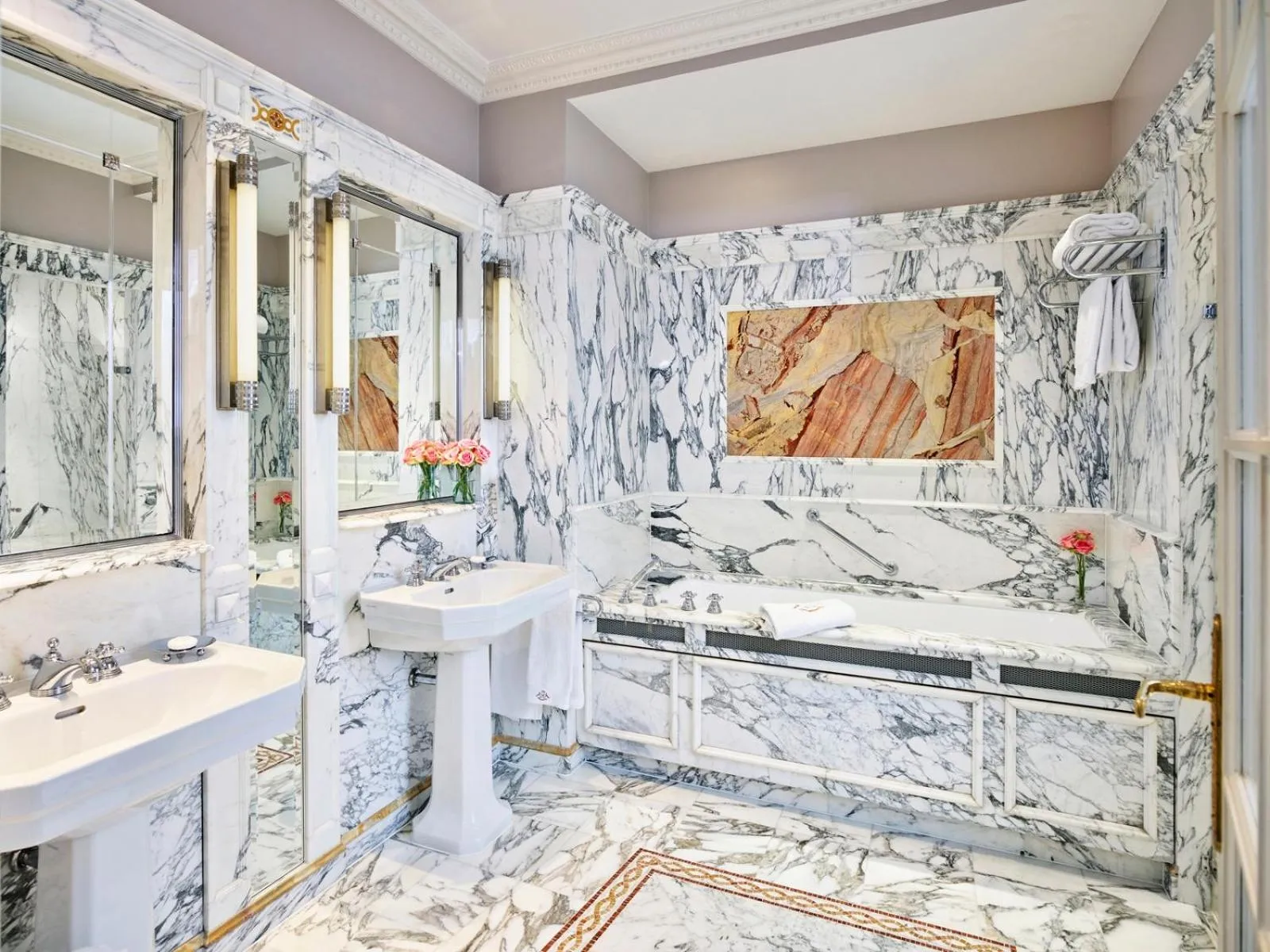 Bathroom in Le Meurice – Dorchester Collection