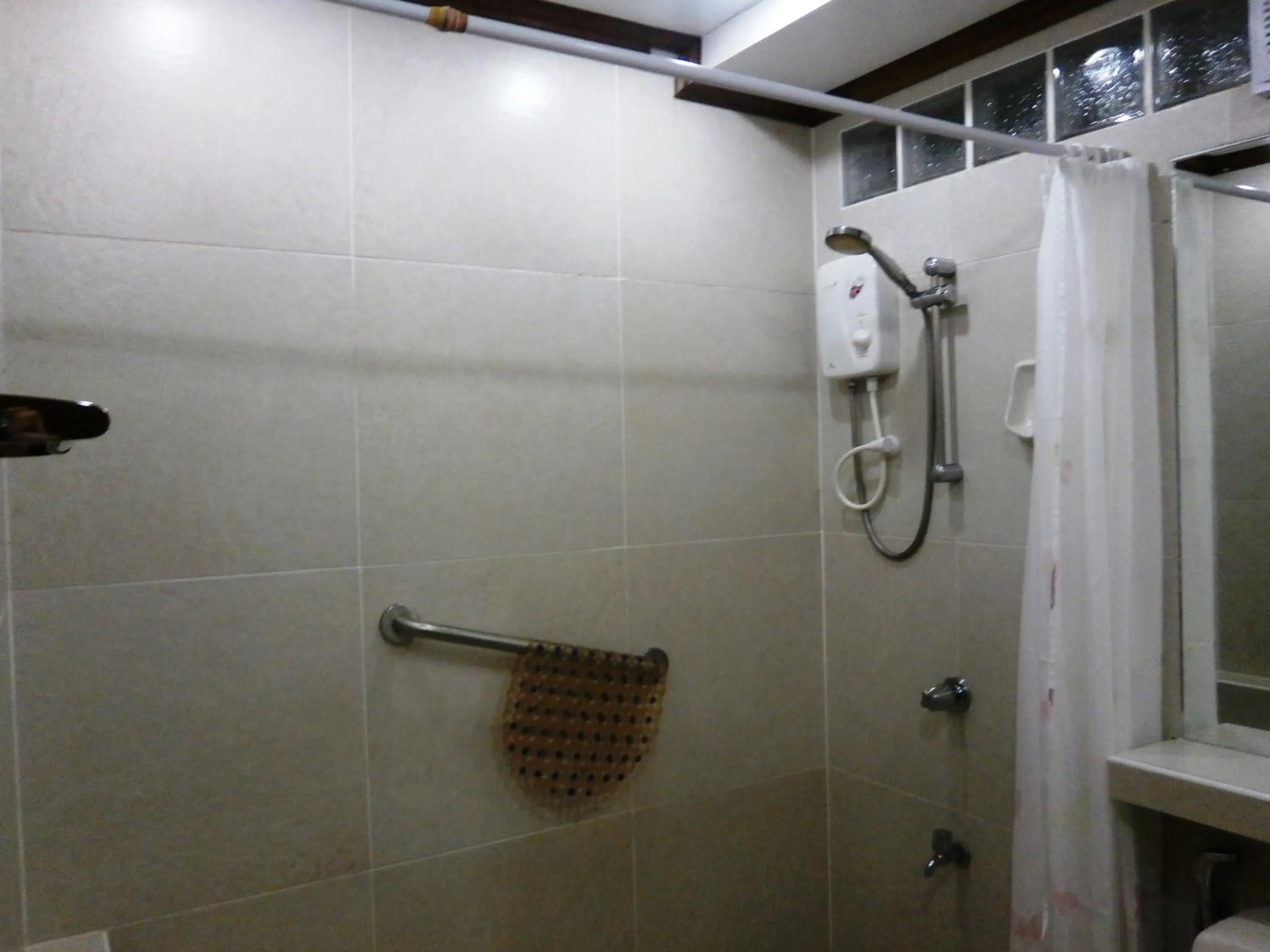 Shower in Nigi Nigi Nu Noos 'e' Nu Nu Noos