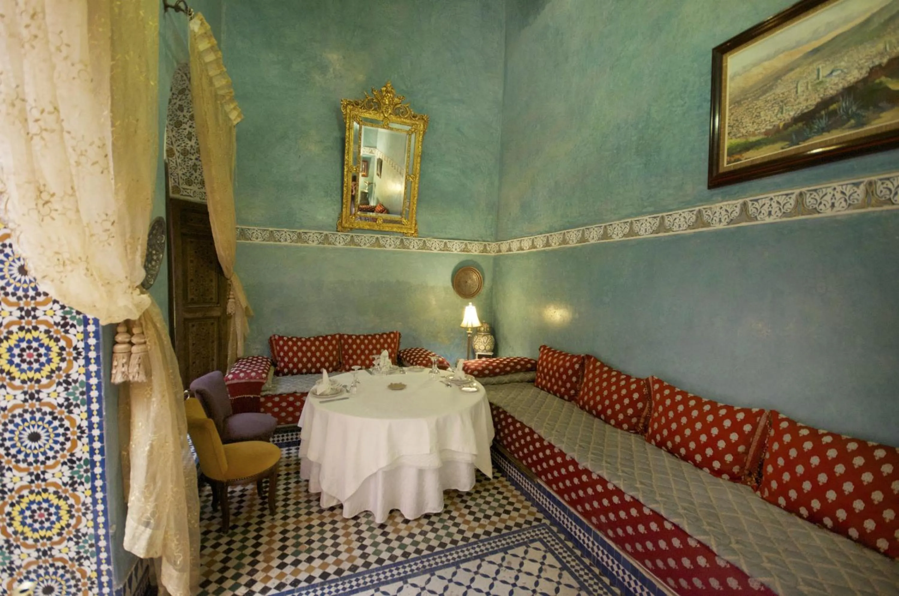 Restaurant/places to eat in Dar Anebar