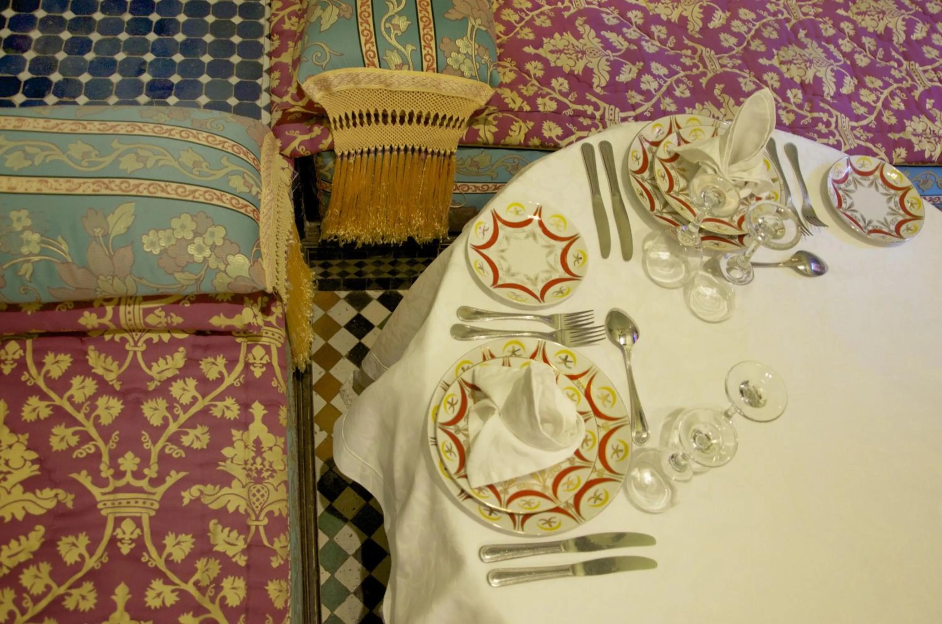 Restaurant/places to eat in Dar Anebar