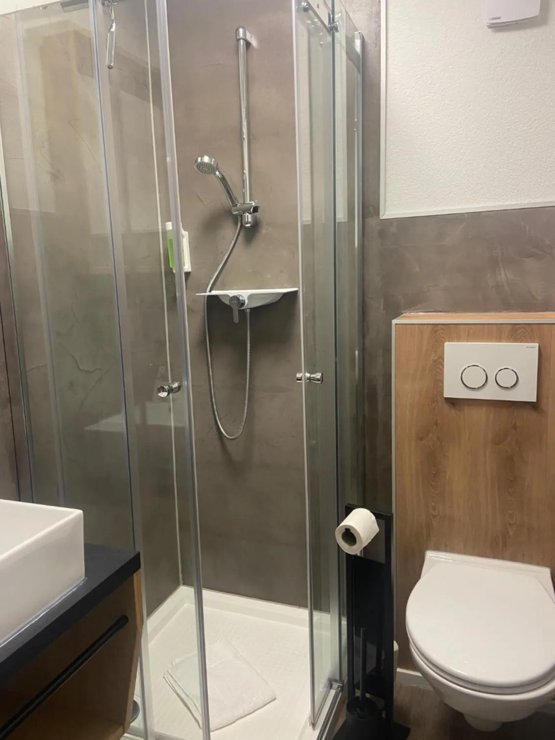 Bathroom in Hotel & Gasthof Zur Linde