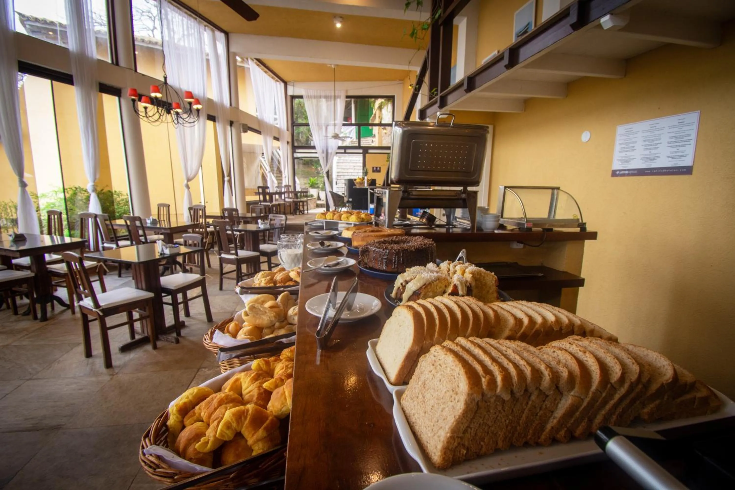 Food and drinks in Pousada e Spa Villa Mercedes by Latitud Hoteles