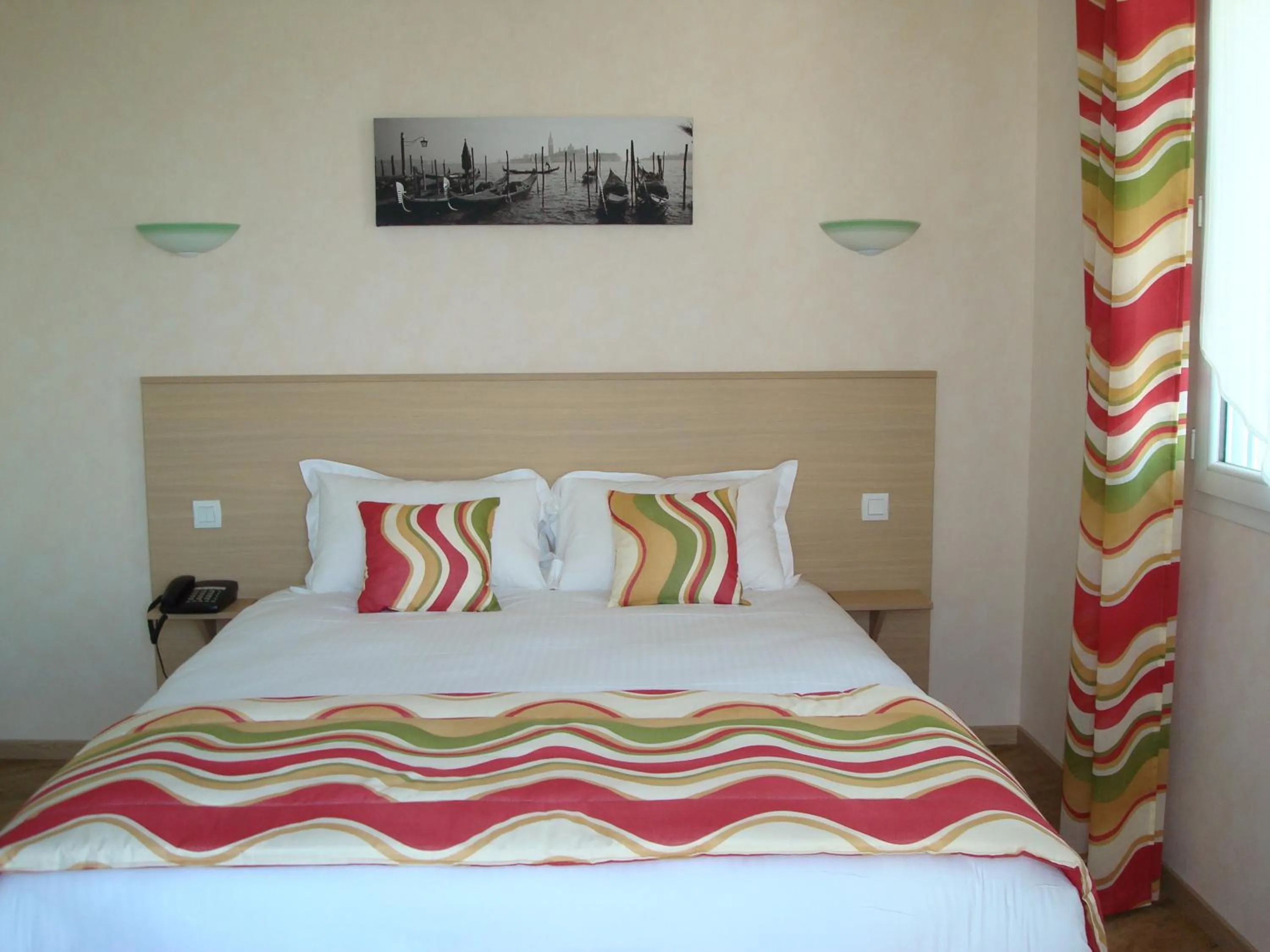 Photo of the whole room, Bed in Brit Hotel Confort Azur Cholet Nord