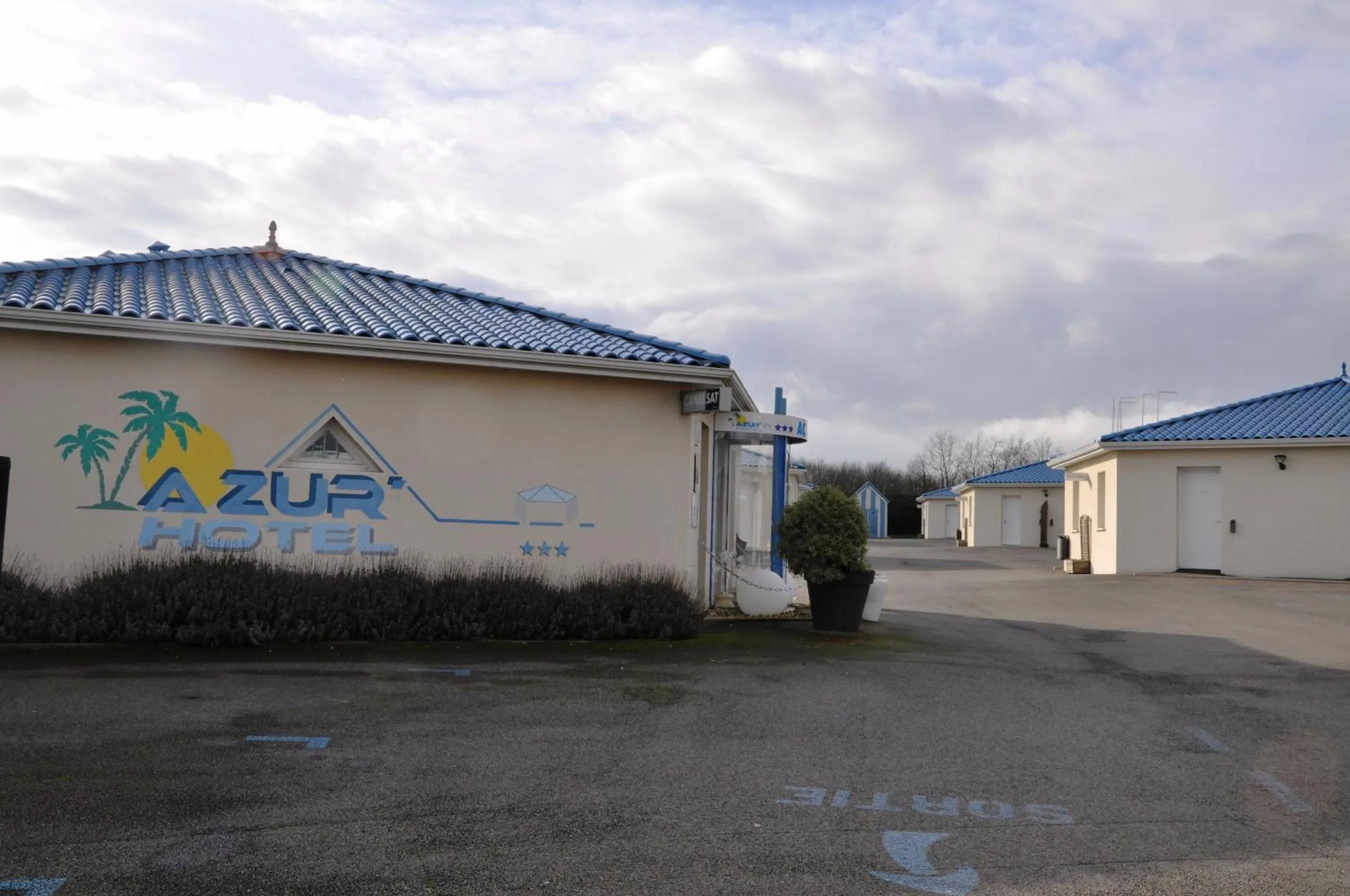 Facade/entrance in Brit Hotel Confort Azur Cholet Nord