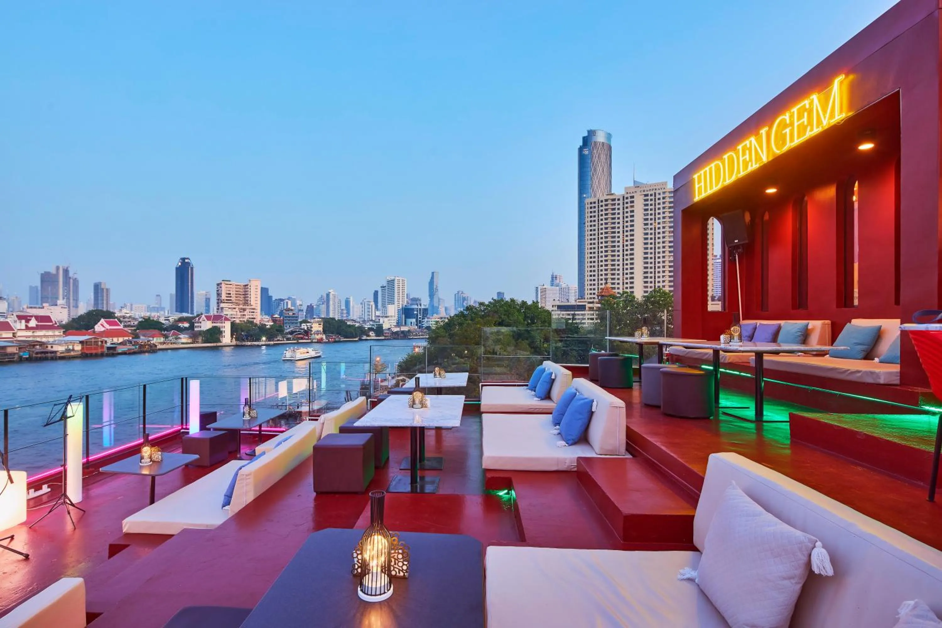 Lounge or bar in Amdaeng Bangkok Riverside Hotel