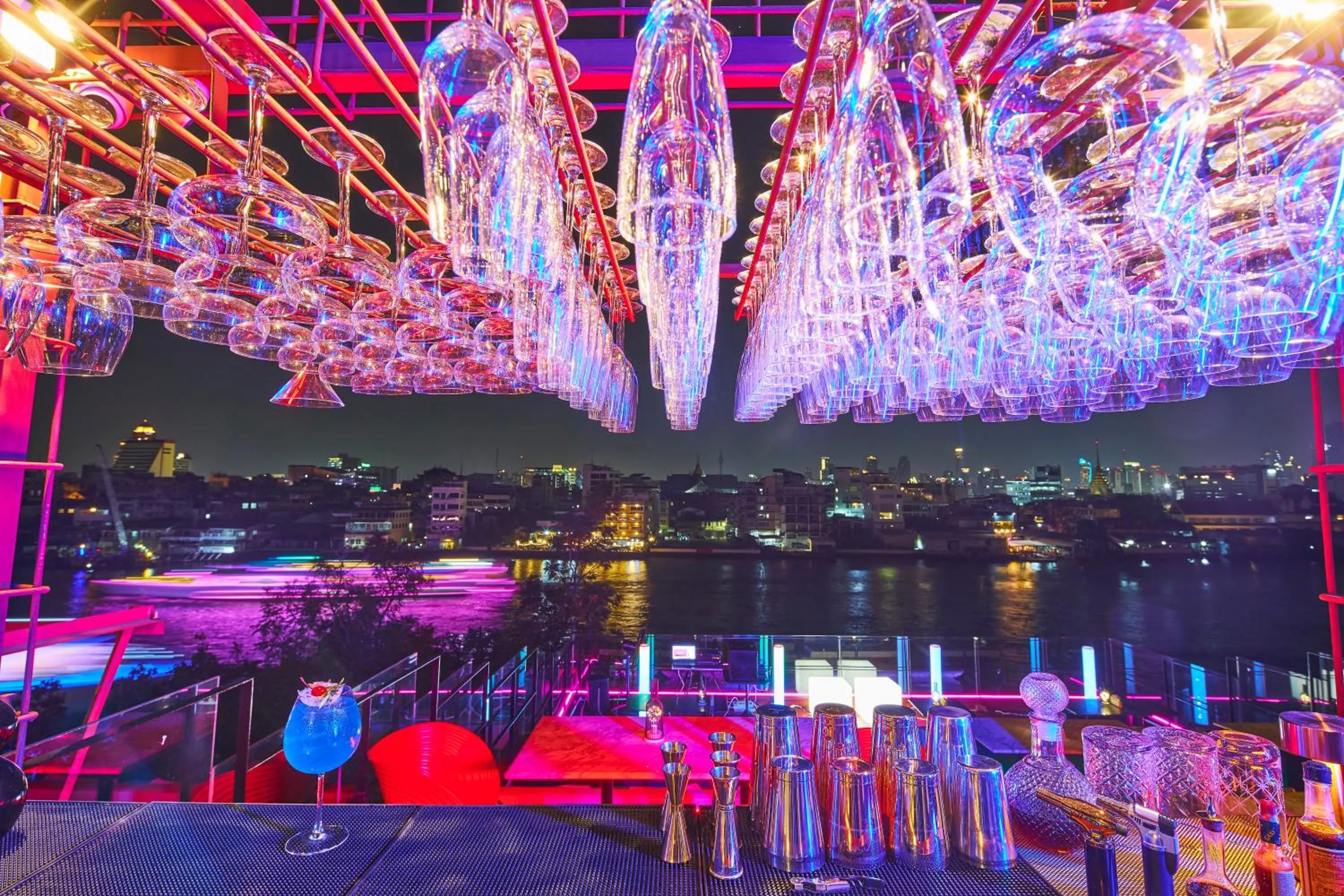 Lounge or bar in Amdaeng Bangkok Riverside Hotel