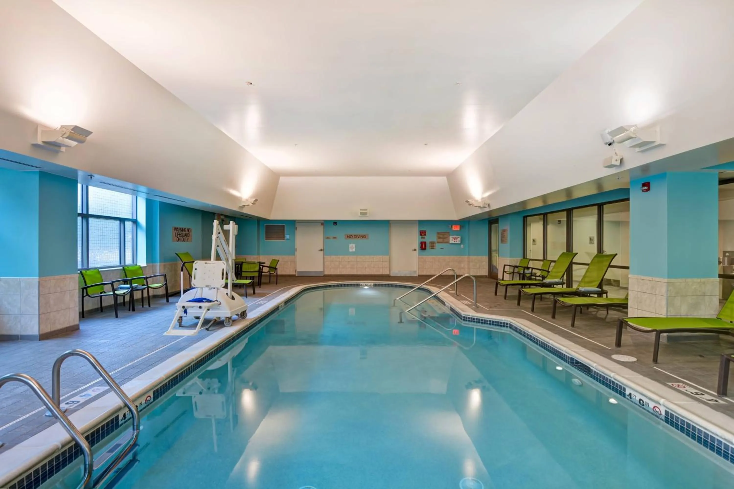 Swimming pool in SpringHill Suites by Marriott Cincinnati Midtown