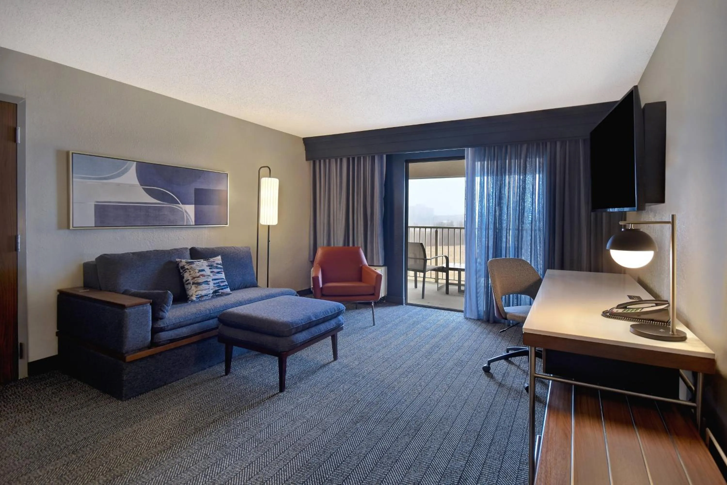 Living room in Courtyard by Marriott Cincinnati Airport