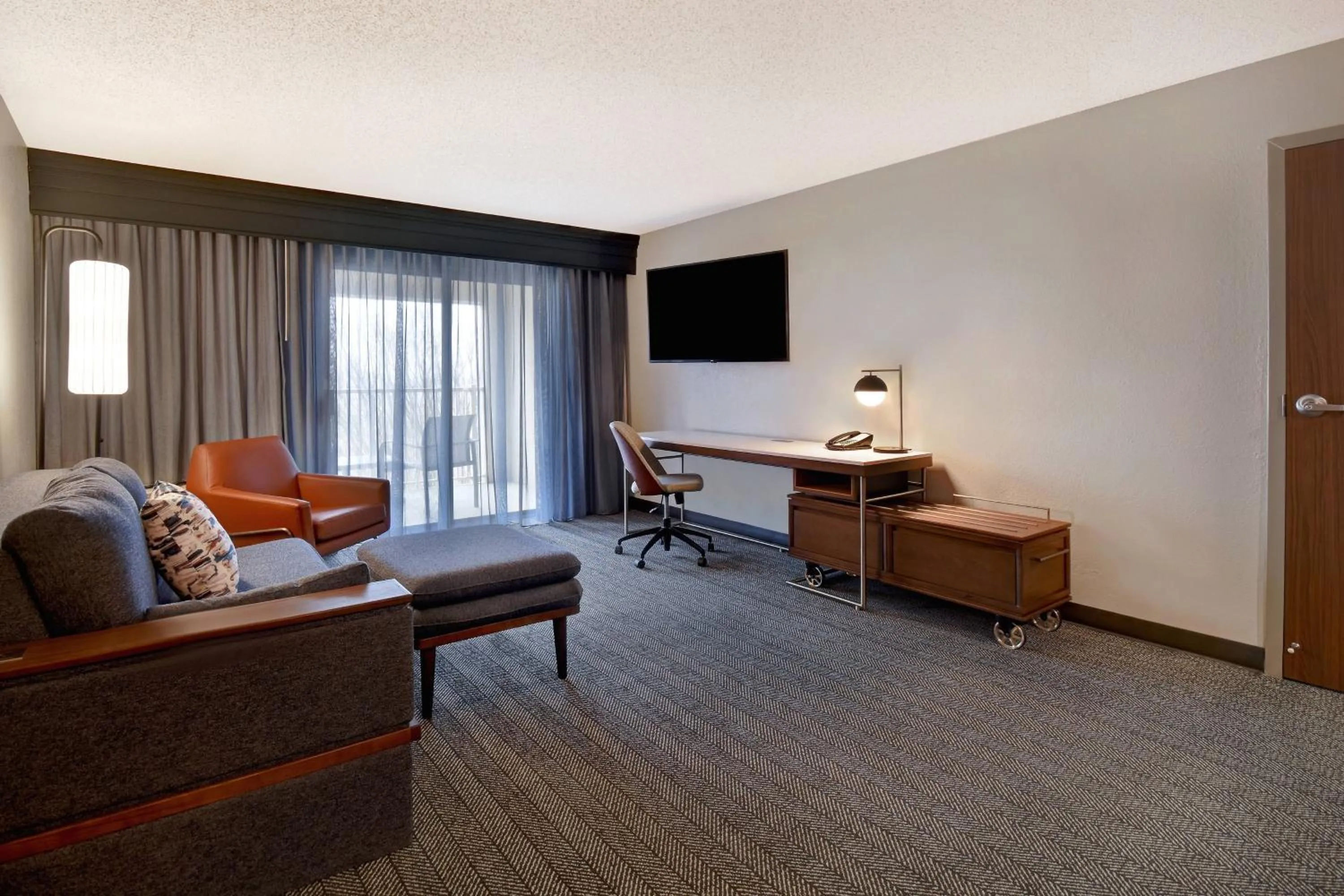 Living room in Courtyard by Marriott Cincinnati Airport