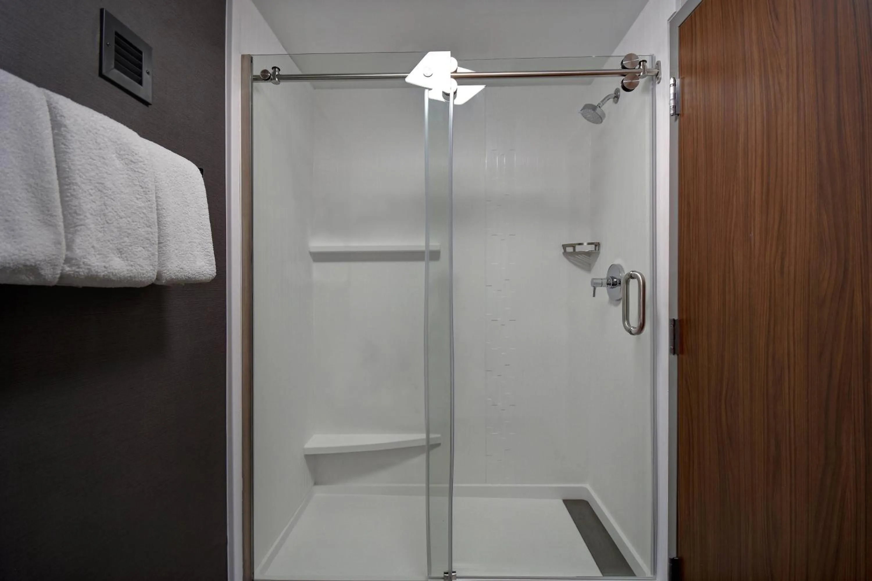 Bathroom in Courtyard by Marriott Cincinnati Airport