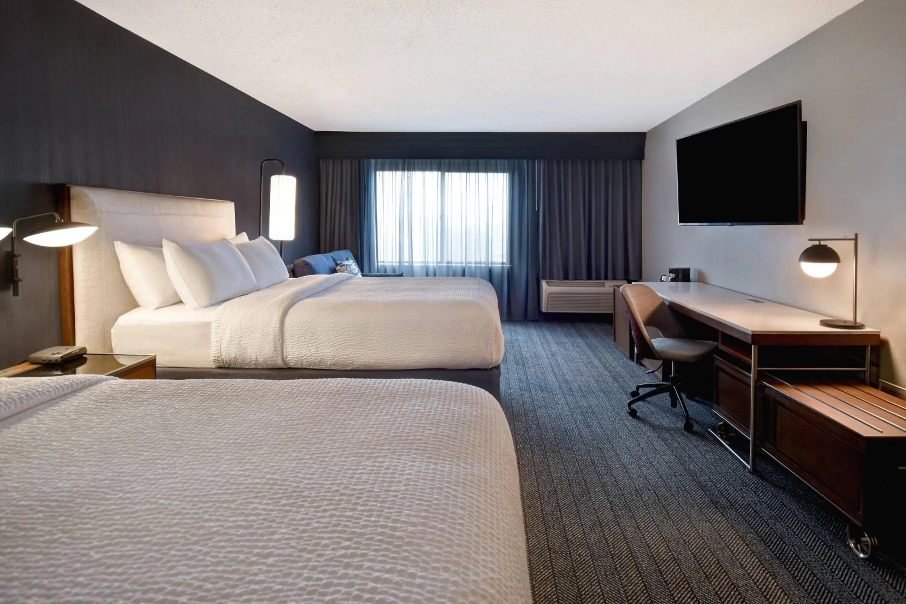 Photo of the whole room, Bed in Courtyard by Marriott Cincinnati Airport
