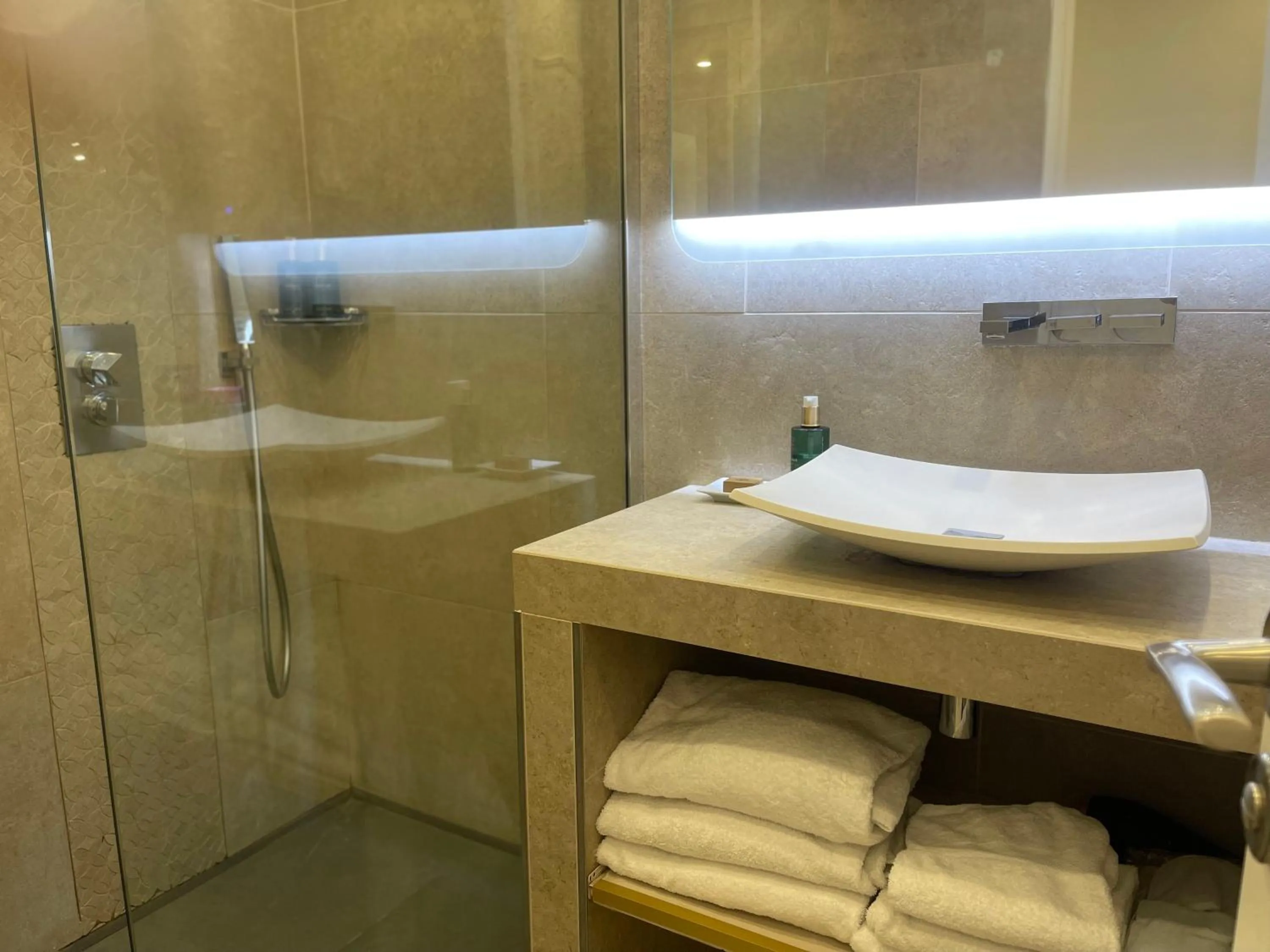 Shower in Hotel Le Fouquet's