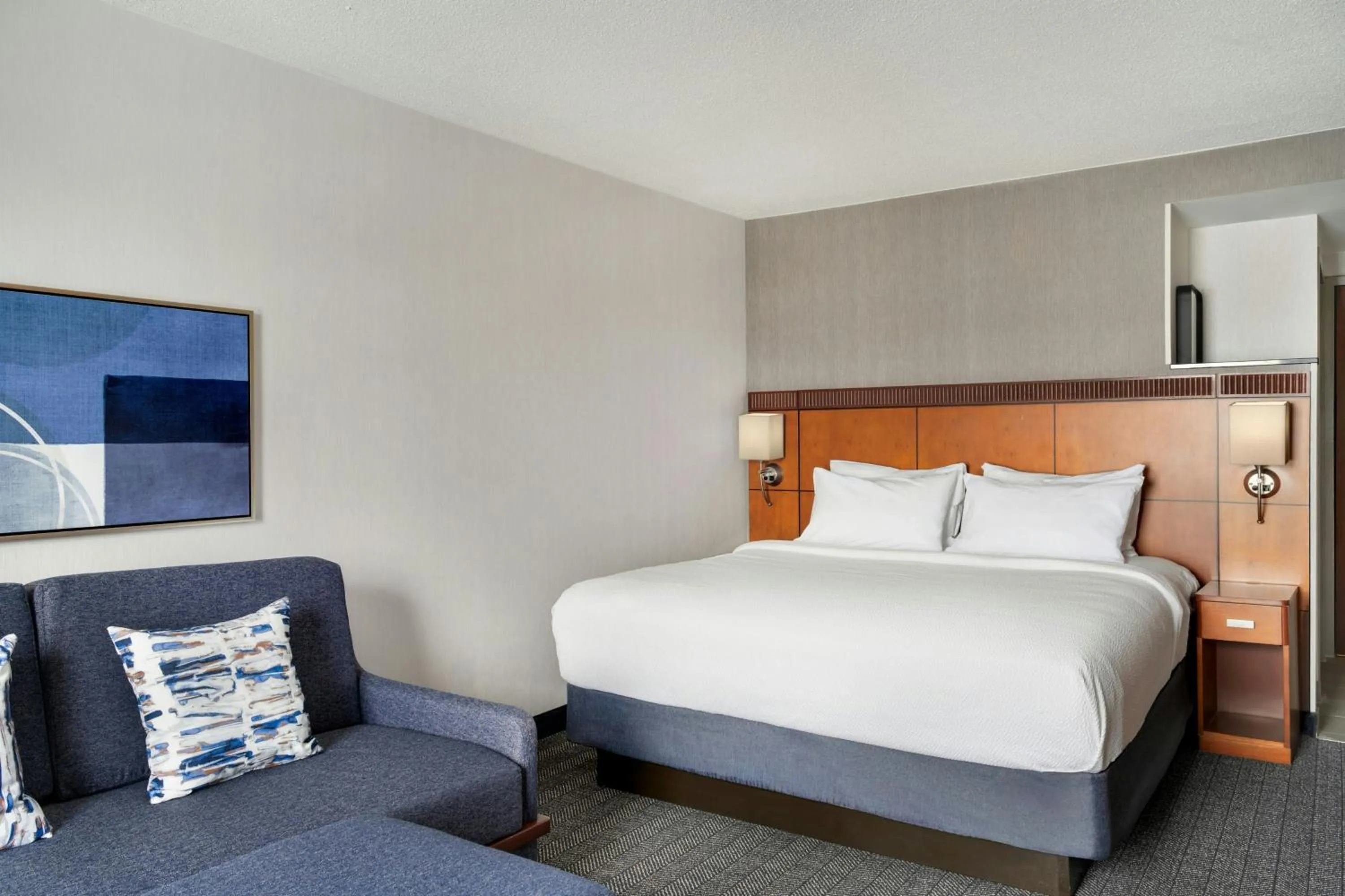 Photo of the whole room, Bed in Courtyard Hamilton