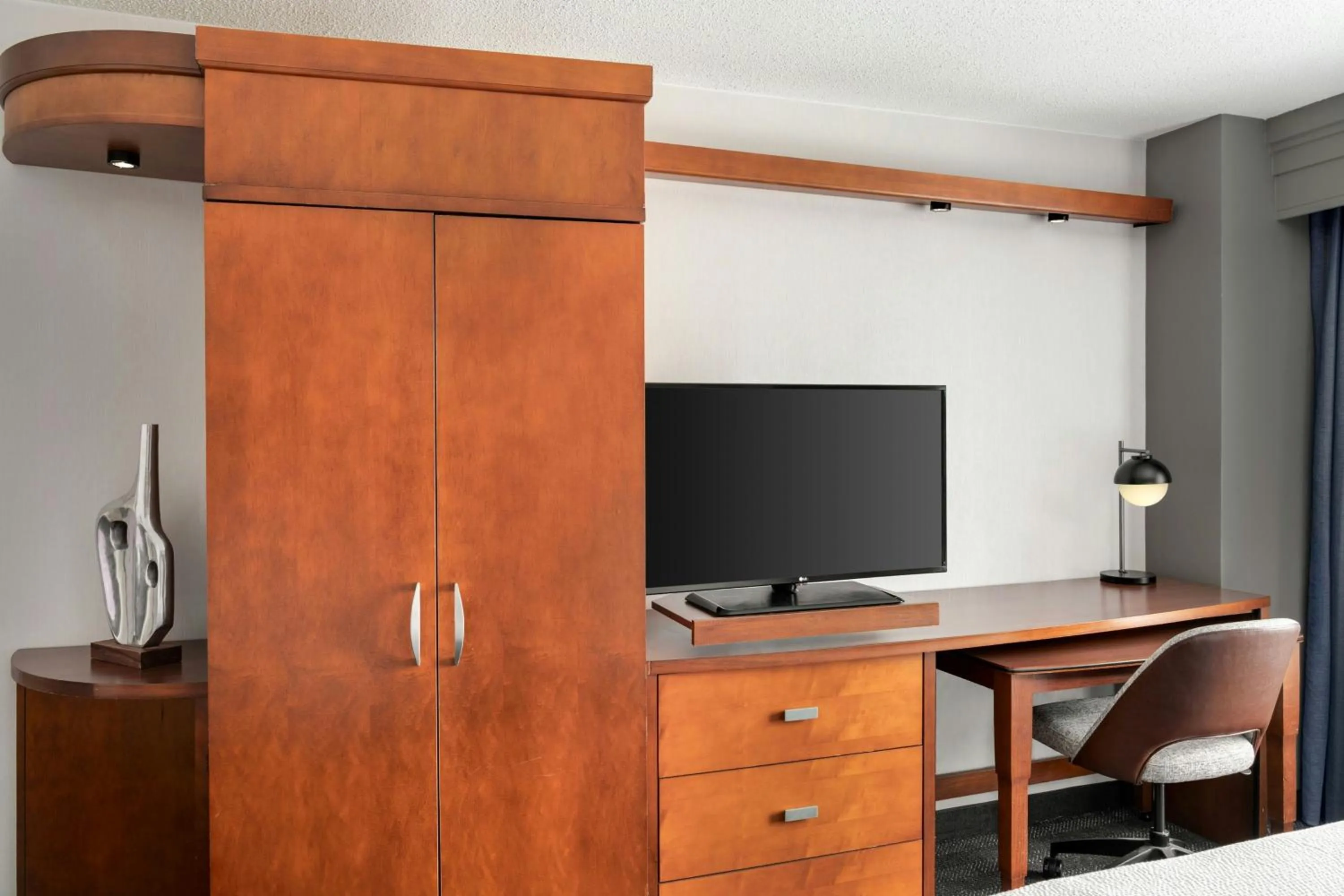 Photo of the whole room in Courtyard Hamilton