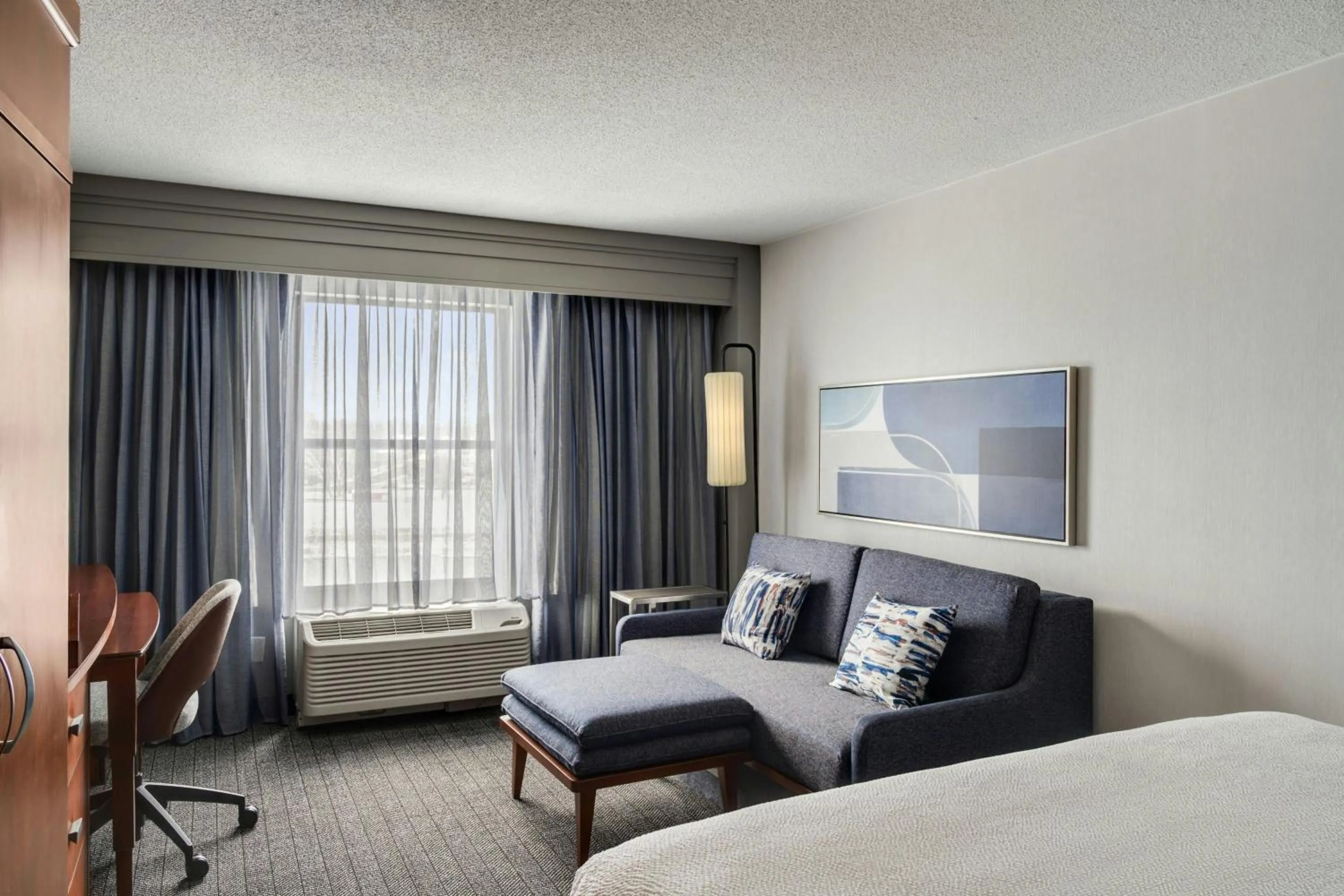 Photo of the whole room, Bed in Courtyard Hamilton