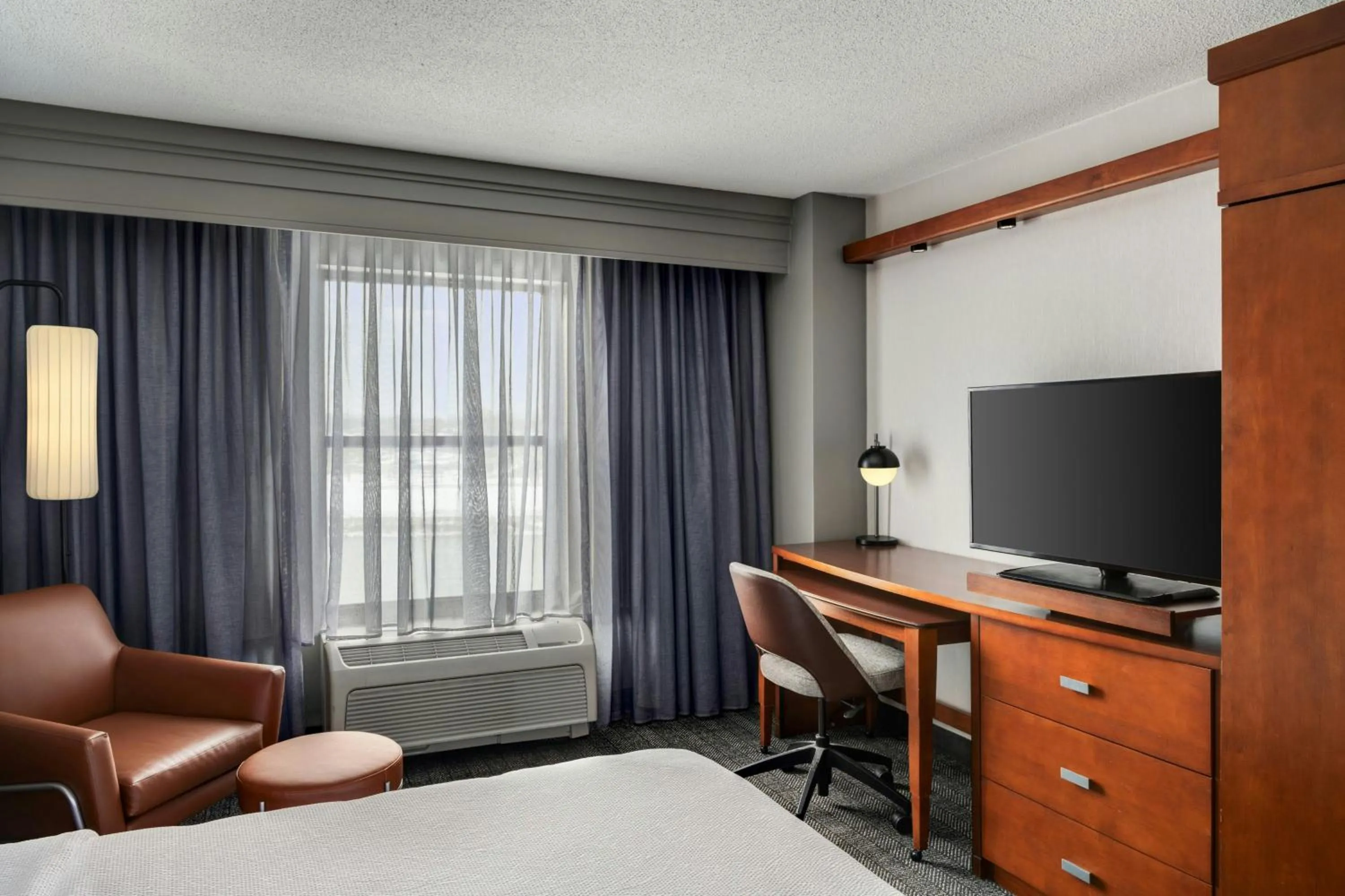 Photo of the whole room, Bed in Courtyard Hamilton