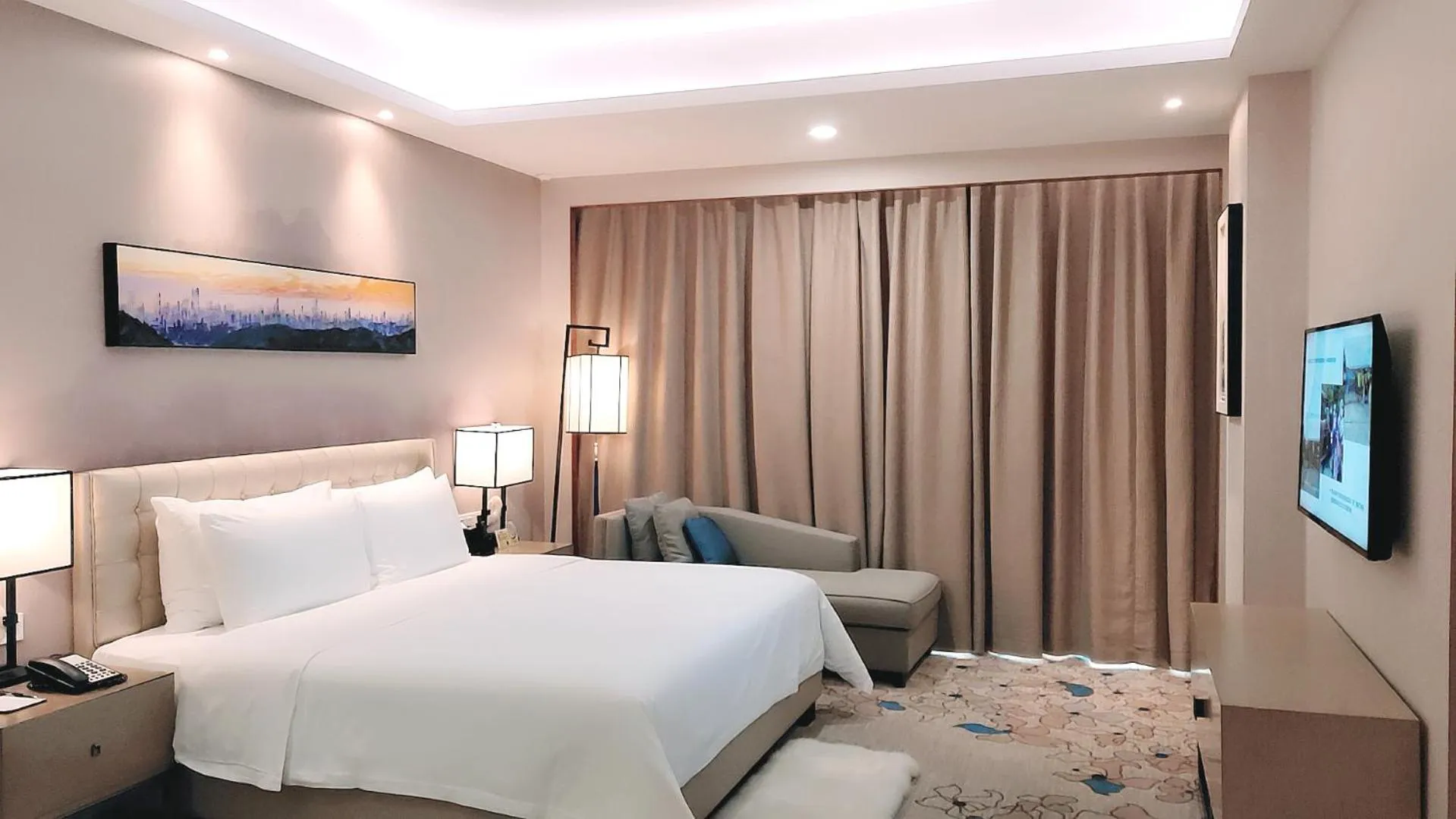 TV/Entertainment Center in The Thousand Lantern Lake Hotel