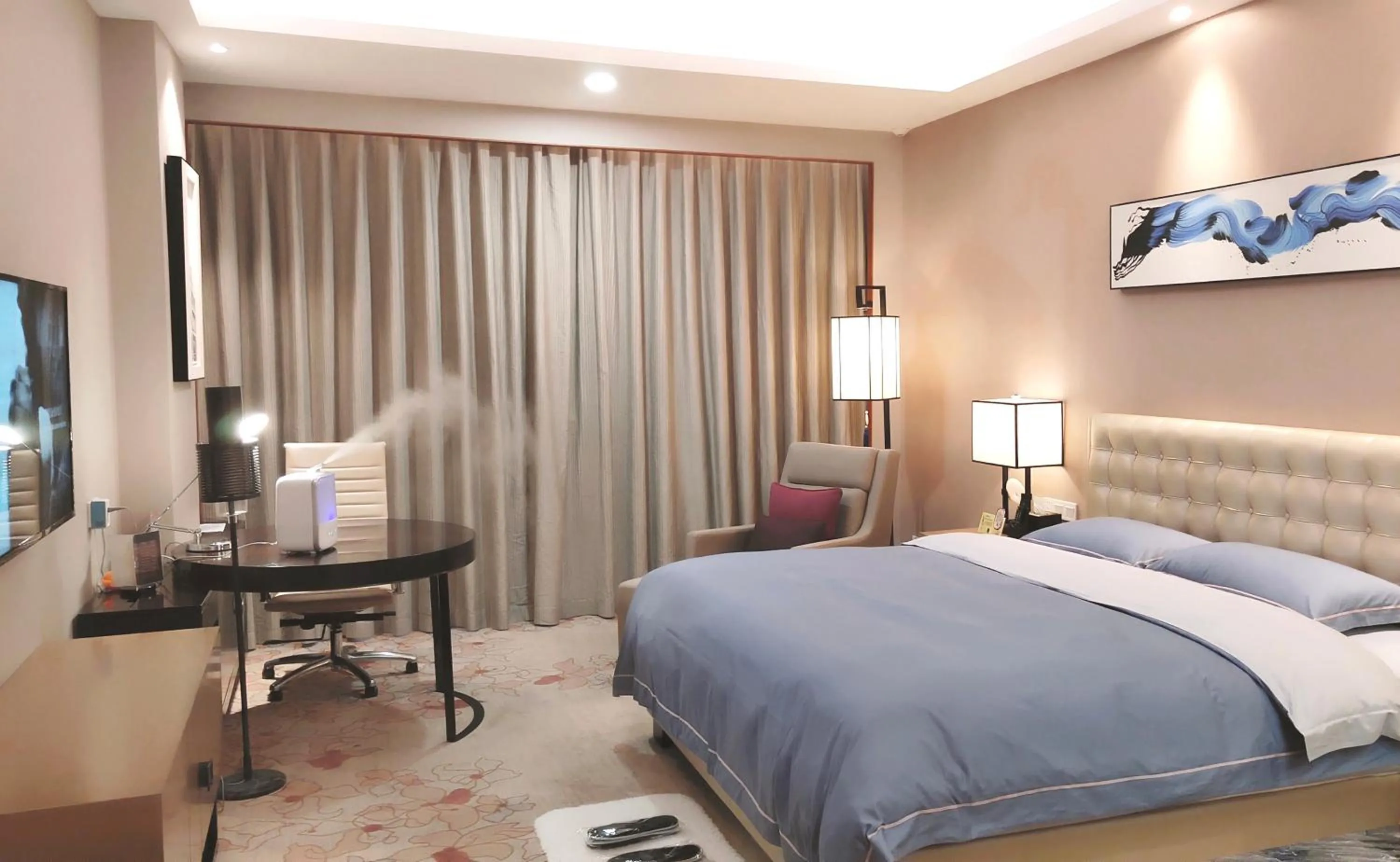 The Thousand Lantern Lake Hotel