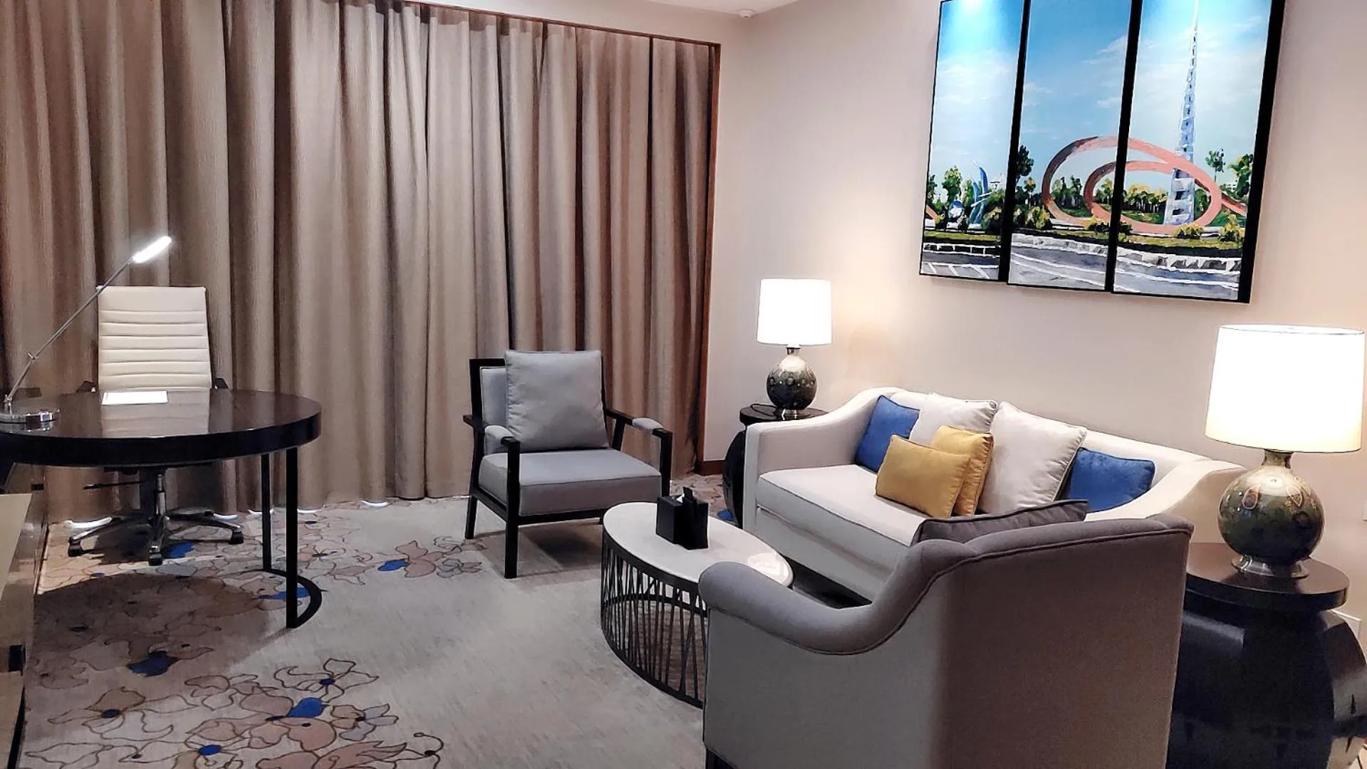 Seating Area in The Thousand Lantern Lake Hotel